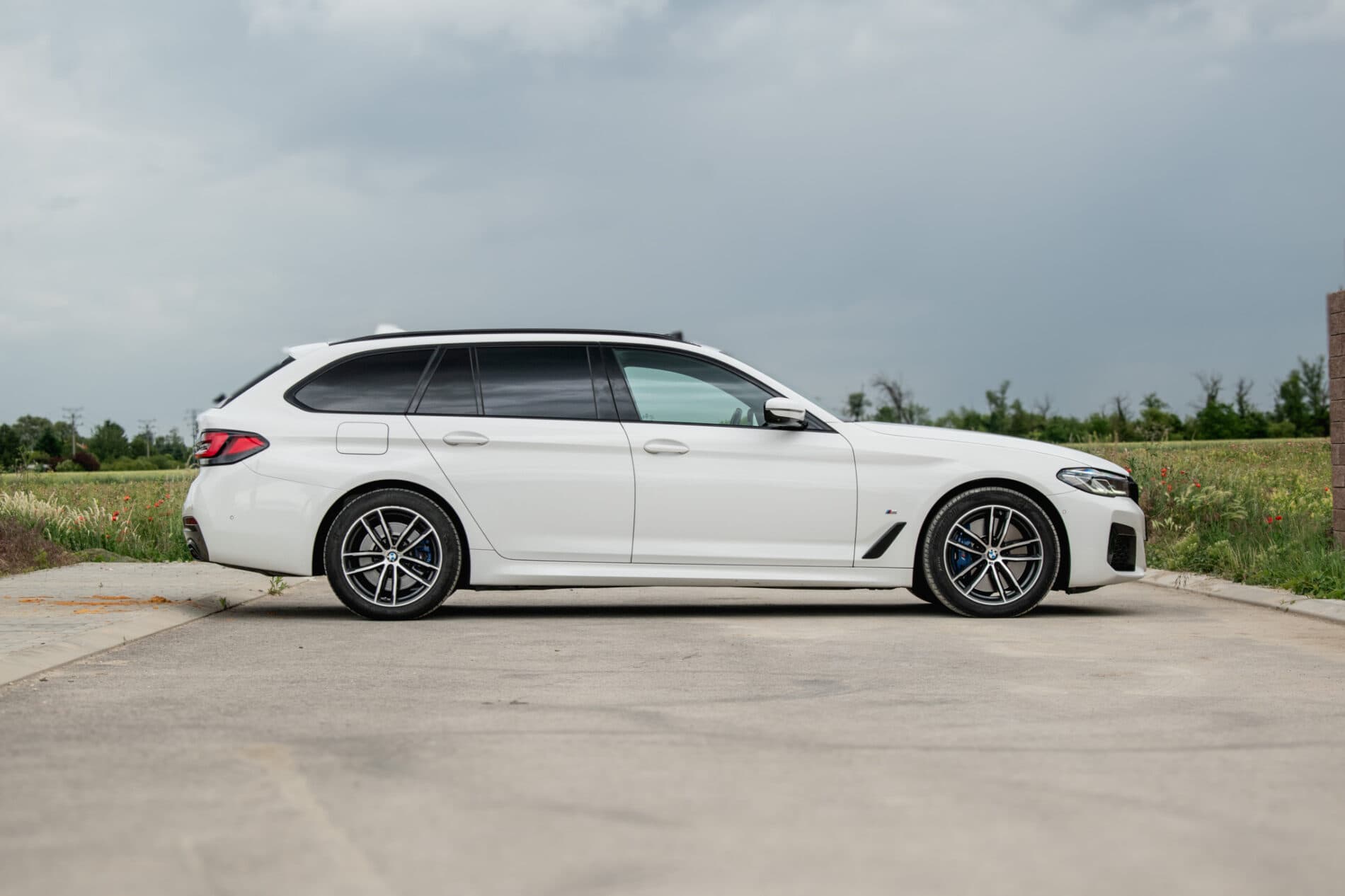 2020 BMW 540d, biela kombi, 140 786 km