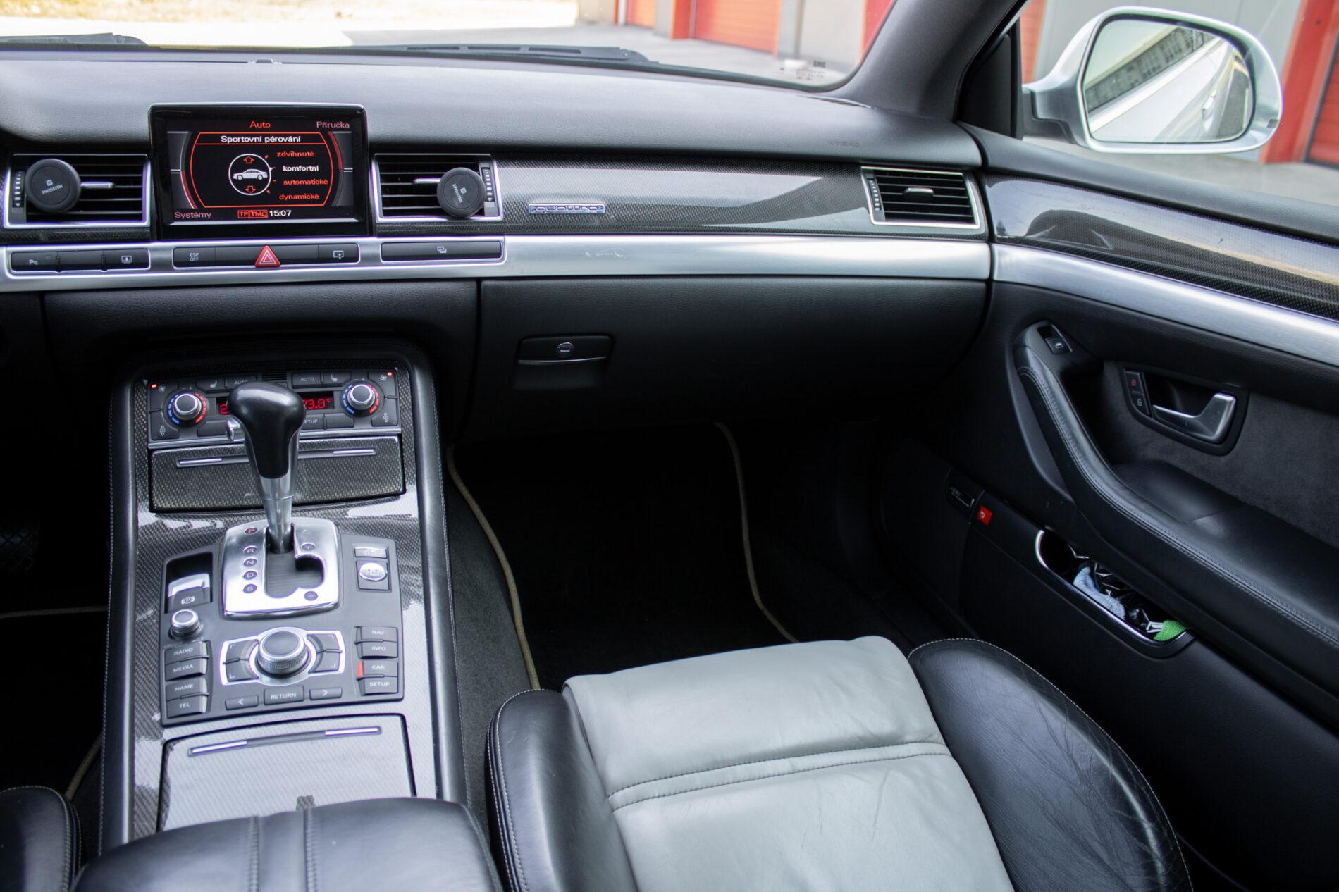2008 AUDI S8, biela sedan, 246 825 km