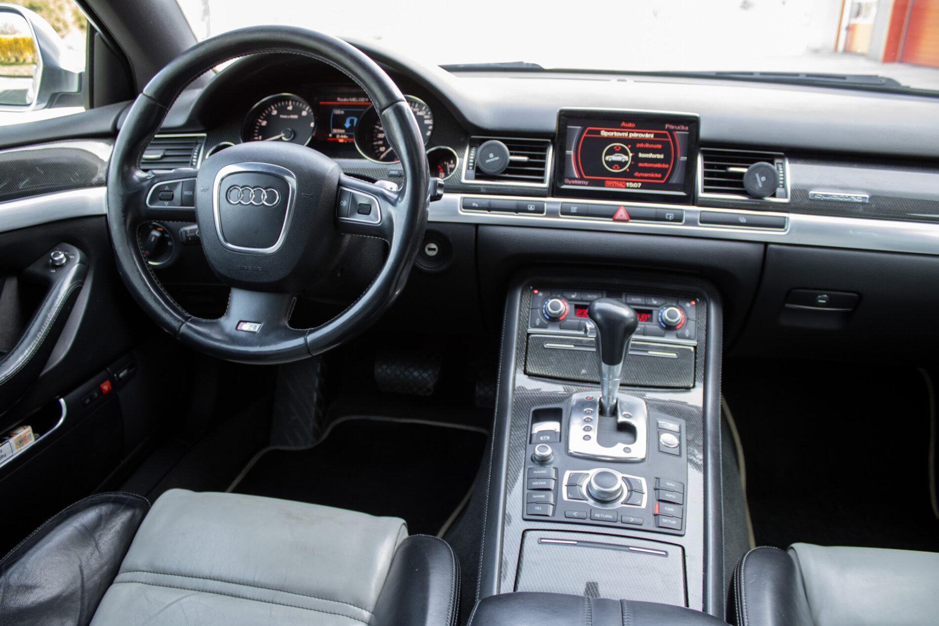 2008 AUDI S8, biela sedan, 246 825 km