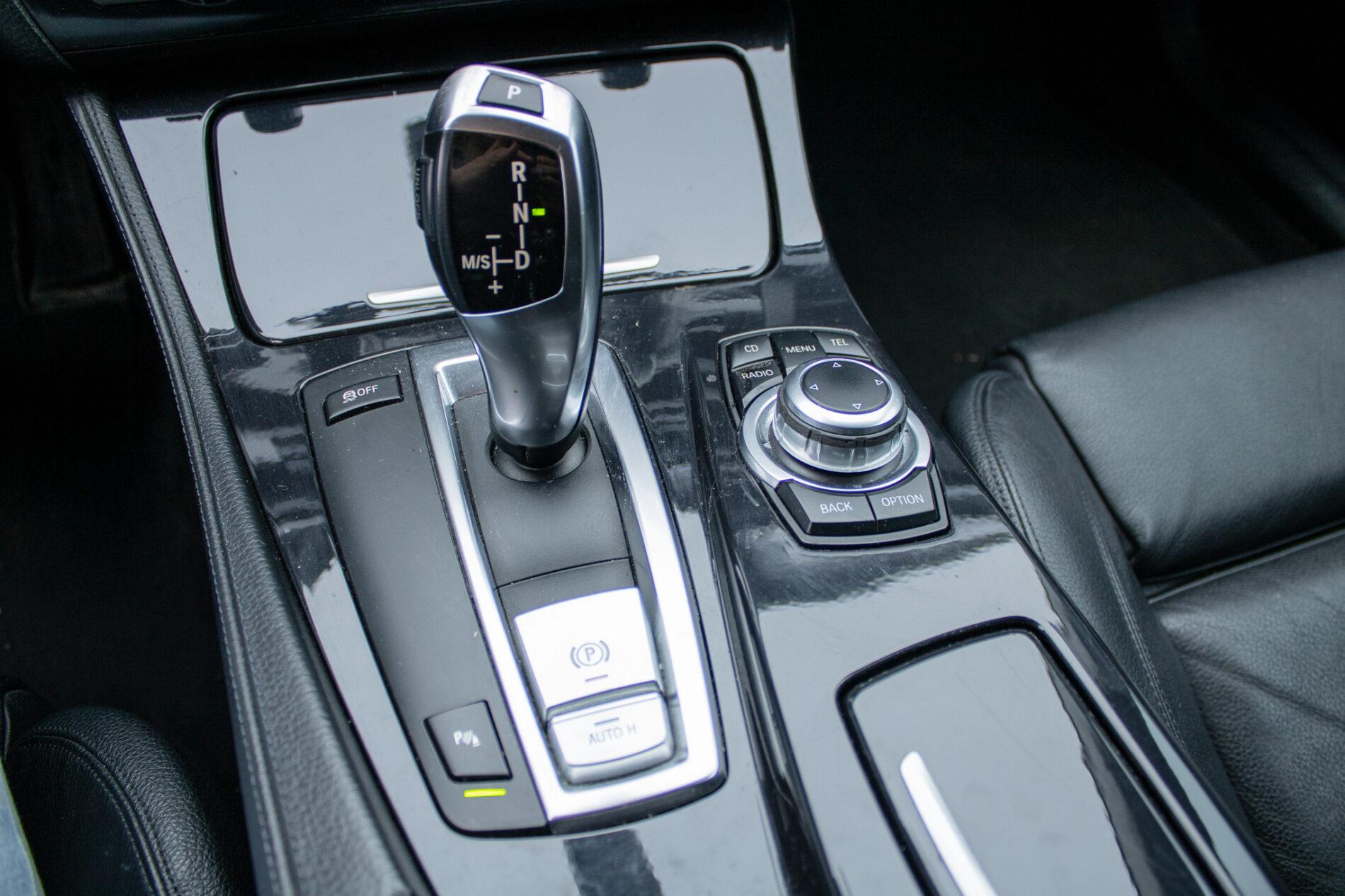 2012 BMW 530d, strieborná kombi, 269 675 km