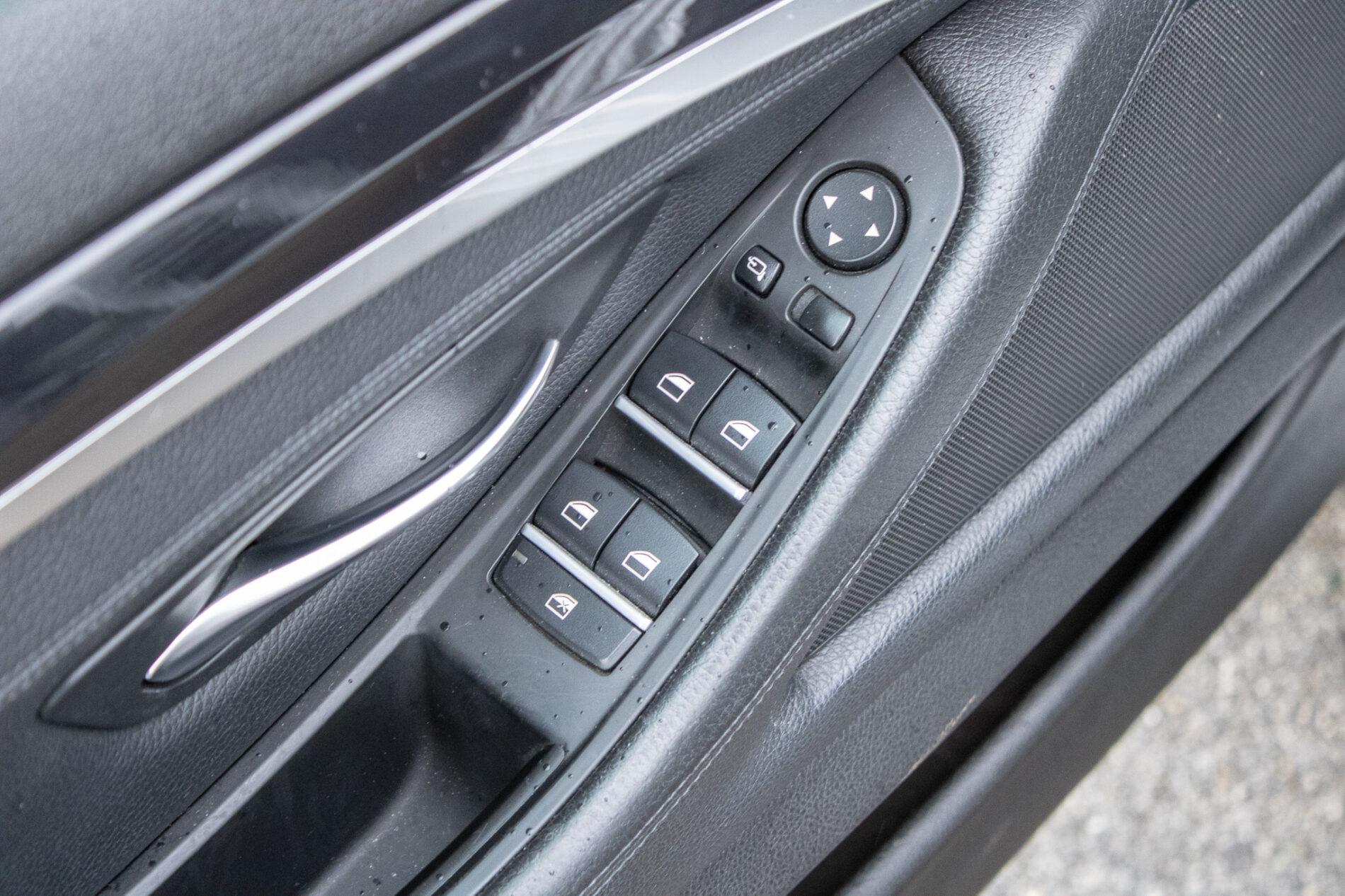 2012 BMW 530d, strieborná kombi, 269 675 km
