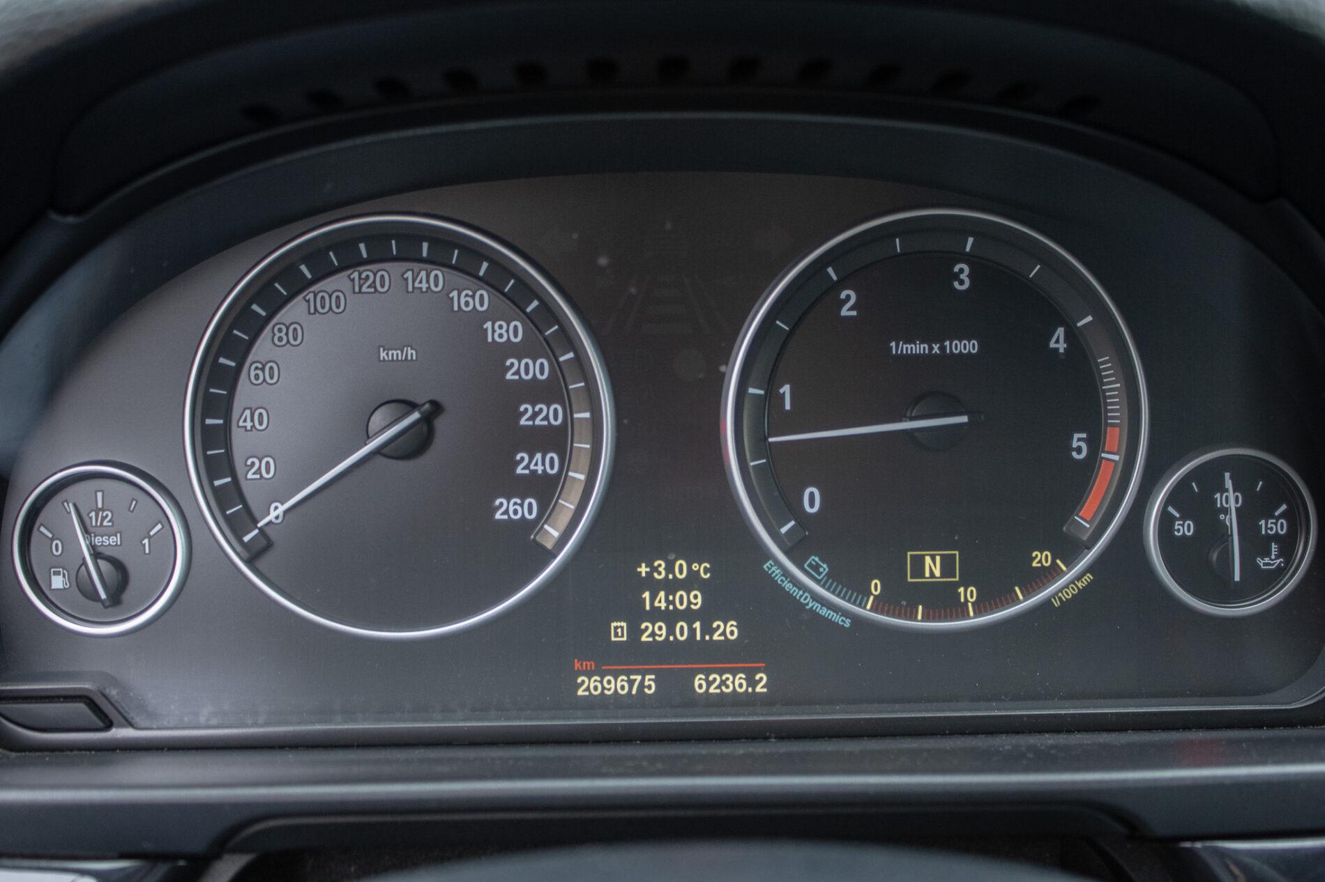 2012 BMW 530d, strieborná kombi, 269 675 km