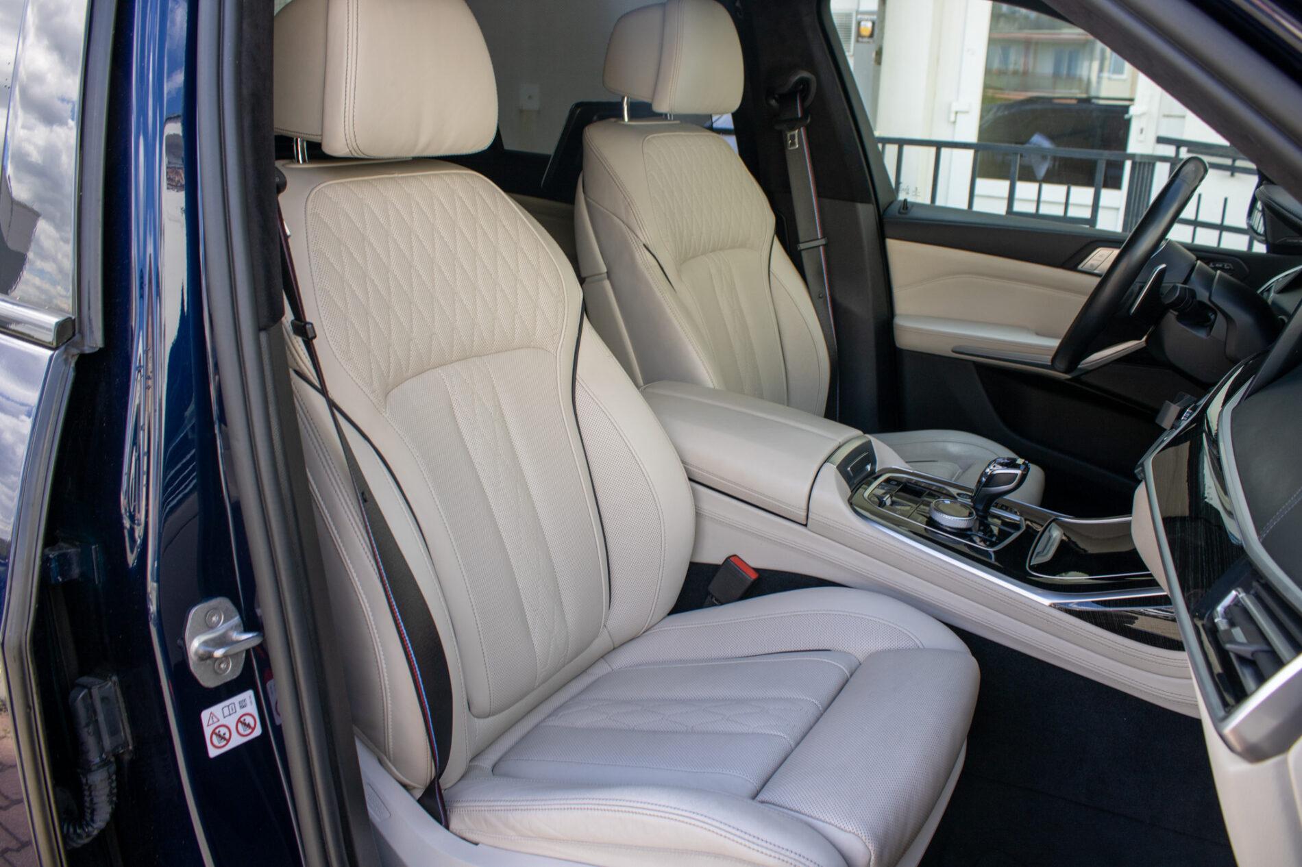 2021 BMW X7 M50i, modrá suv, 154 649 km