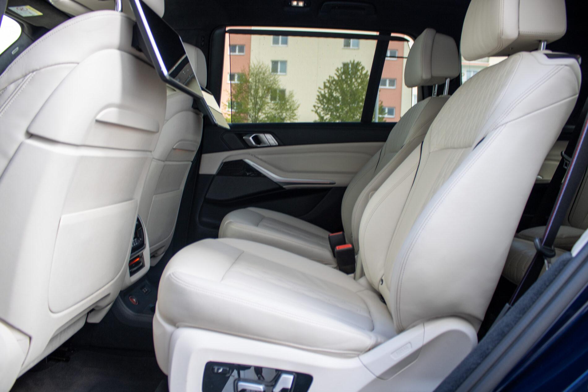 2021 BMW X7 M50i, modrá suv, 154 649 km