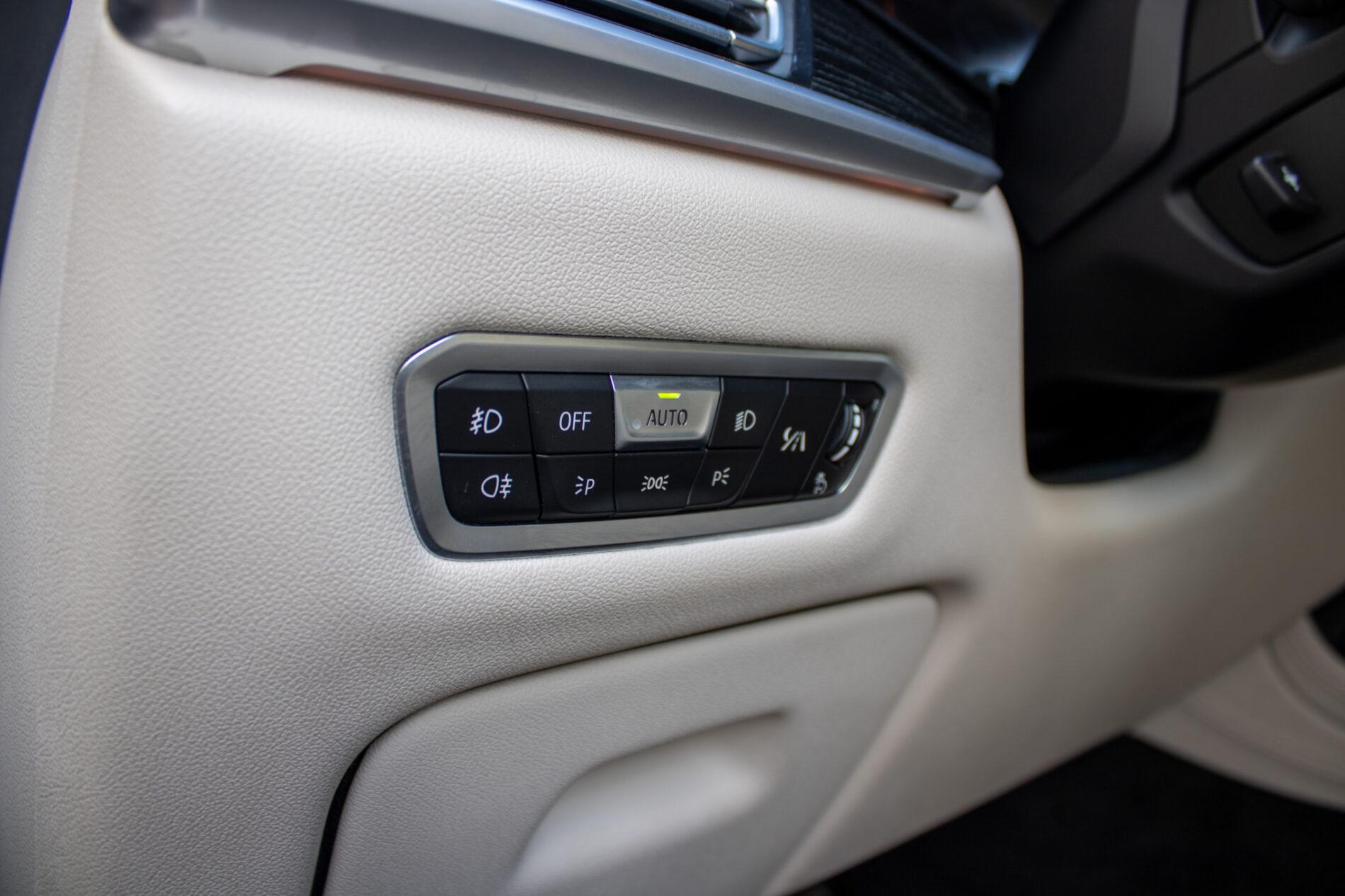 2021 BMW X7 M50i, modrá suv, 154 649 km
