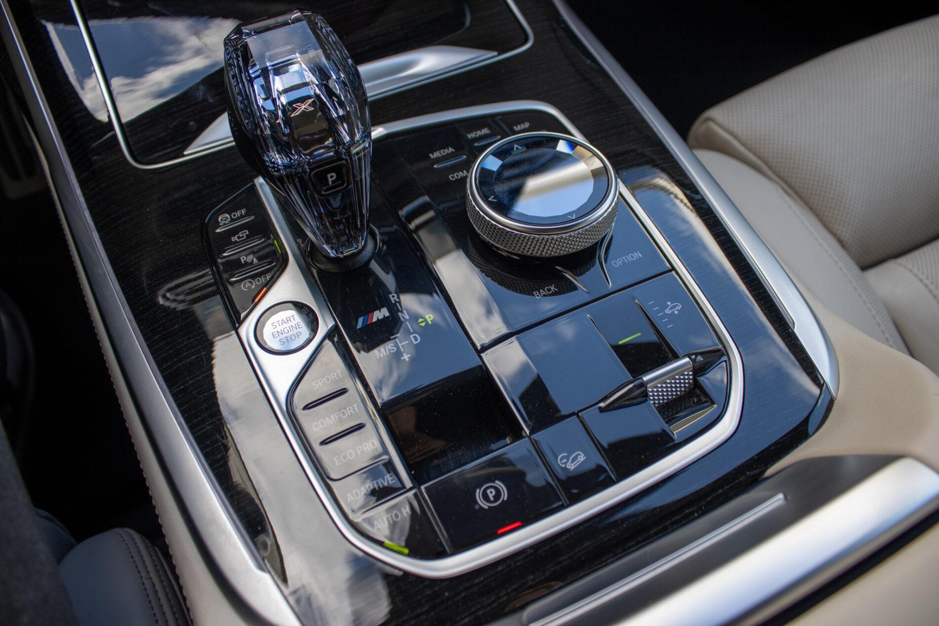 2021 BMW X7 M50i, modrá suv, 154 649 km