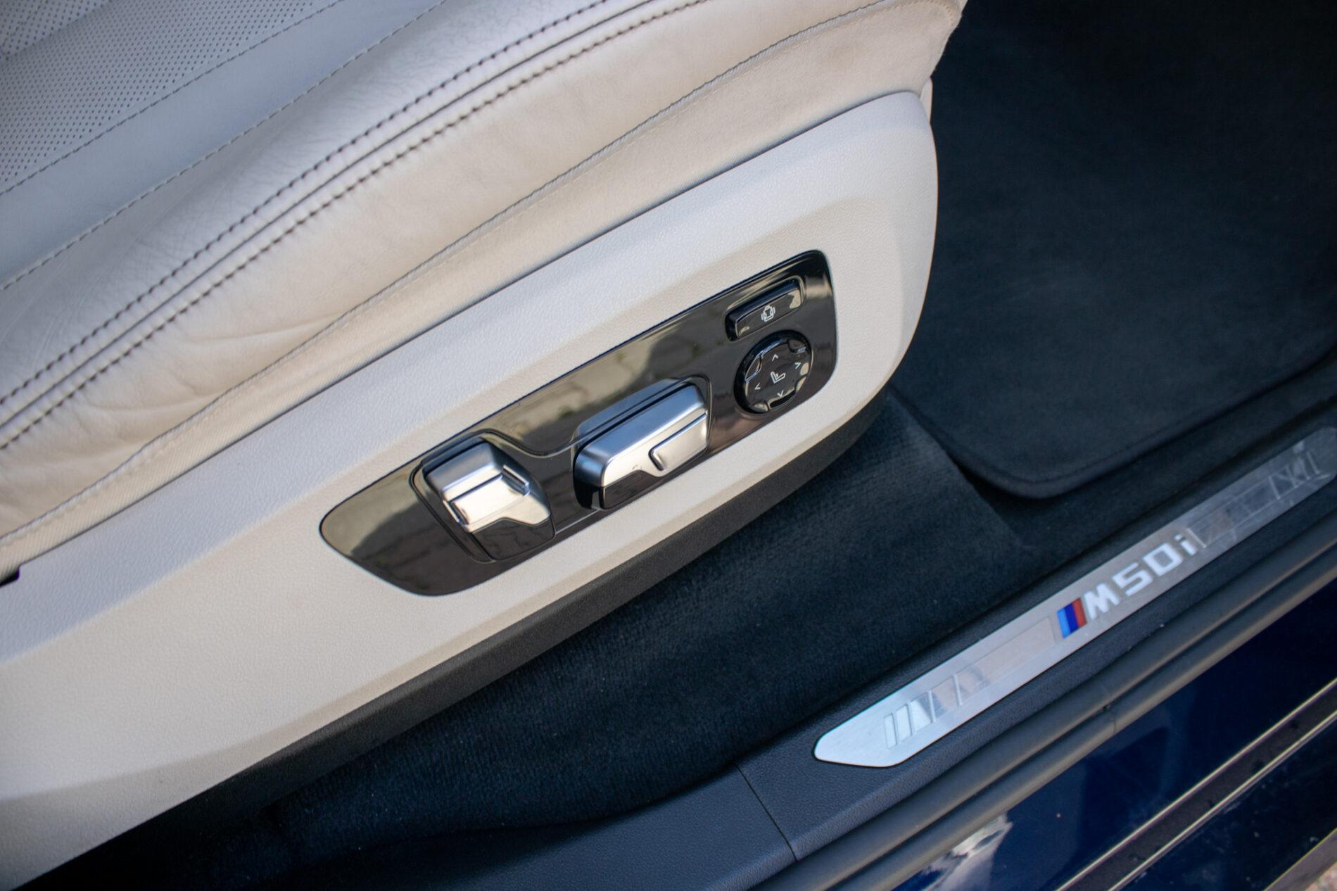 2021 BMW X7 M50i, modrá suv, 154 649 km