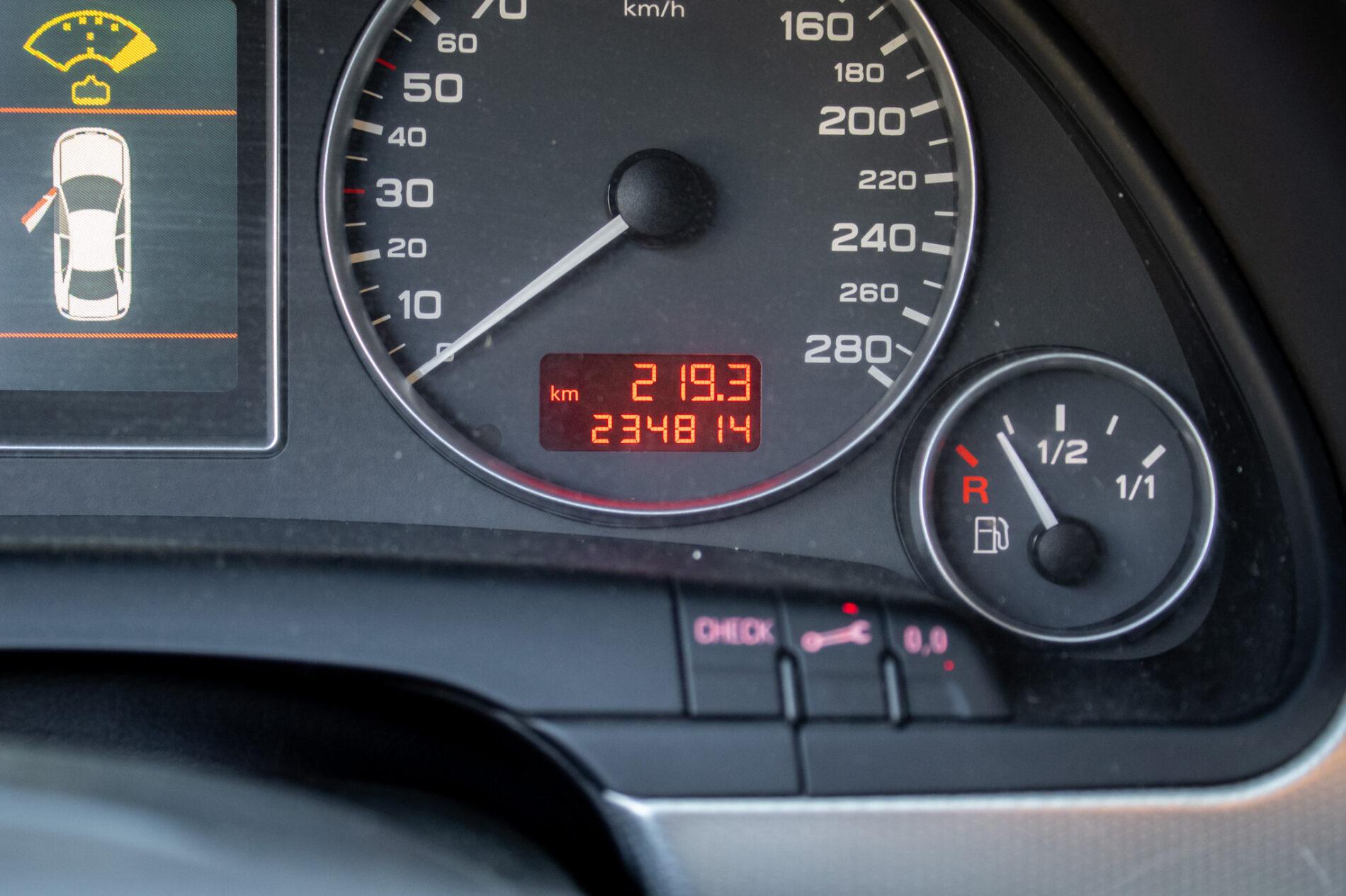 2004 AUDI S4, sivá kombi, 234 814 km