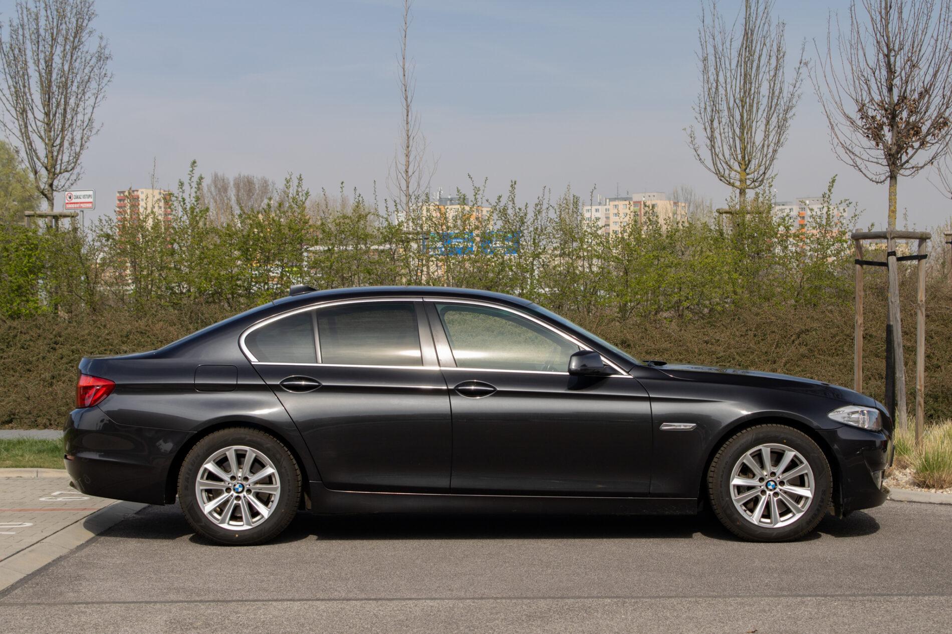 2013 BMW 528i, sivá sedan, 171 821 km