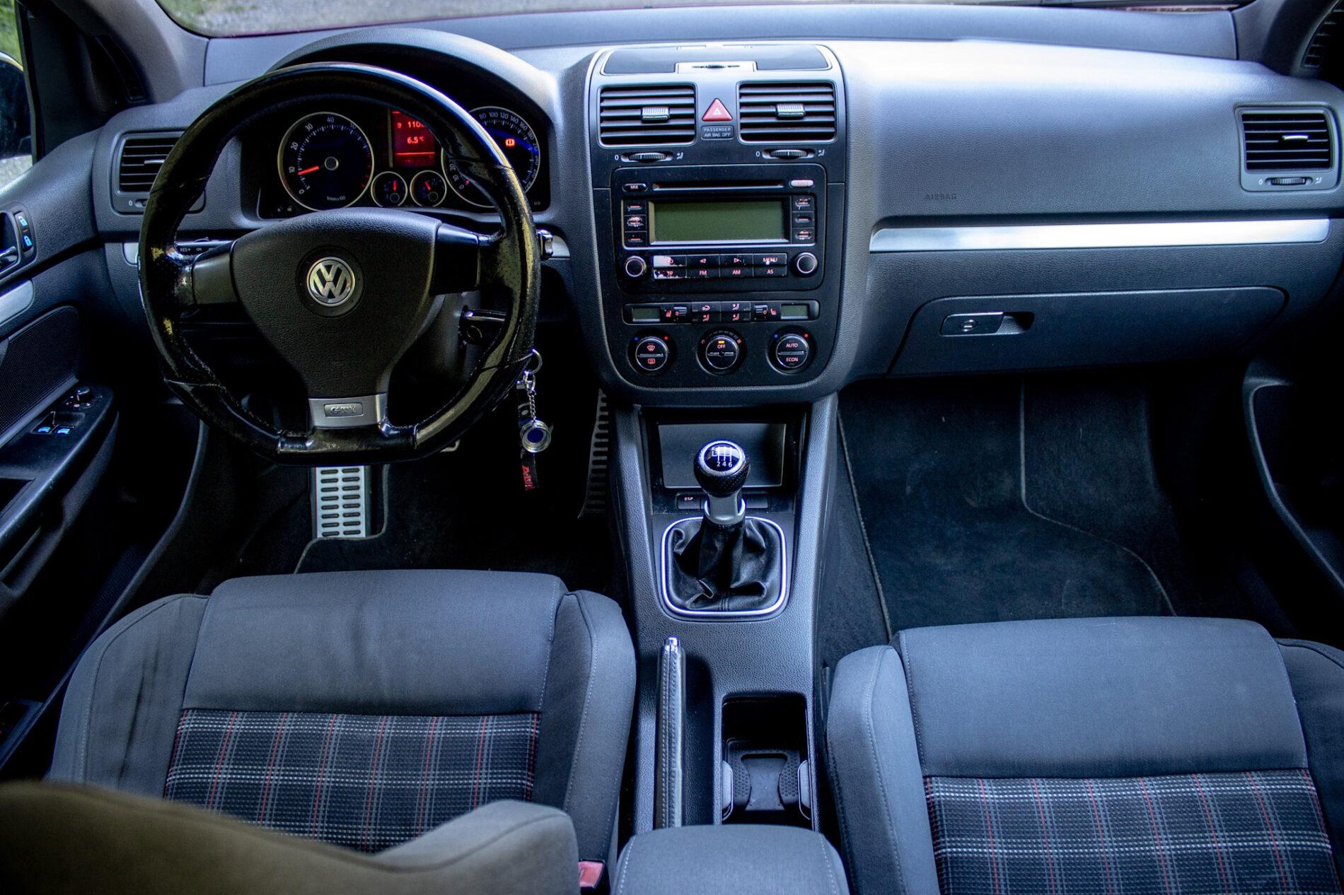 2005 Volkswagen Golf GTI, fialová hatchback, 262 667 km