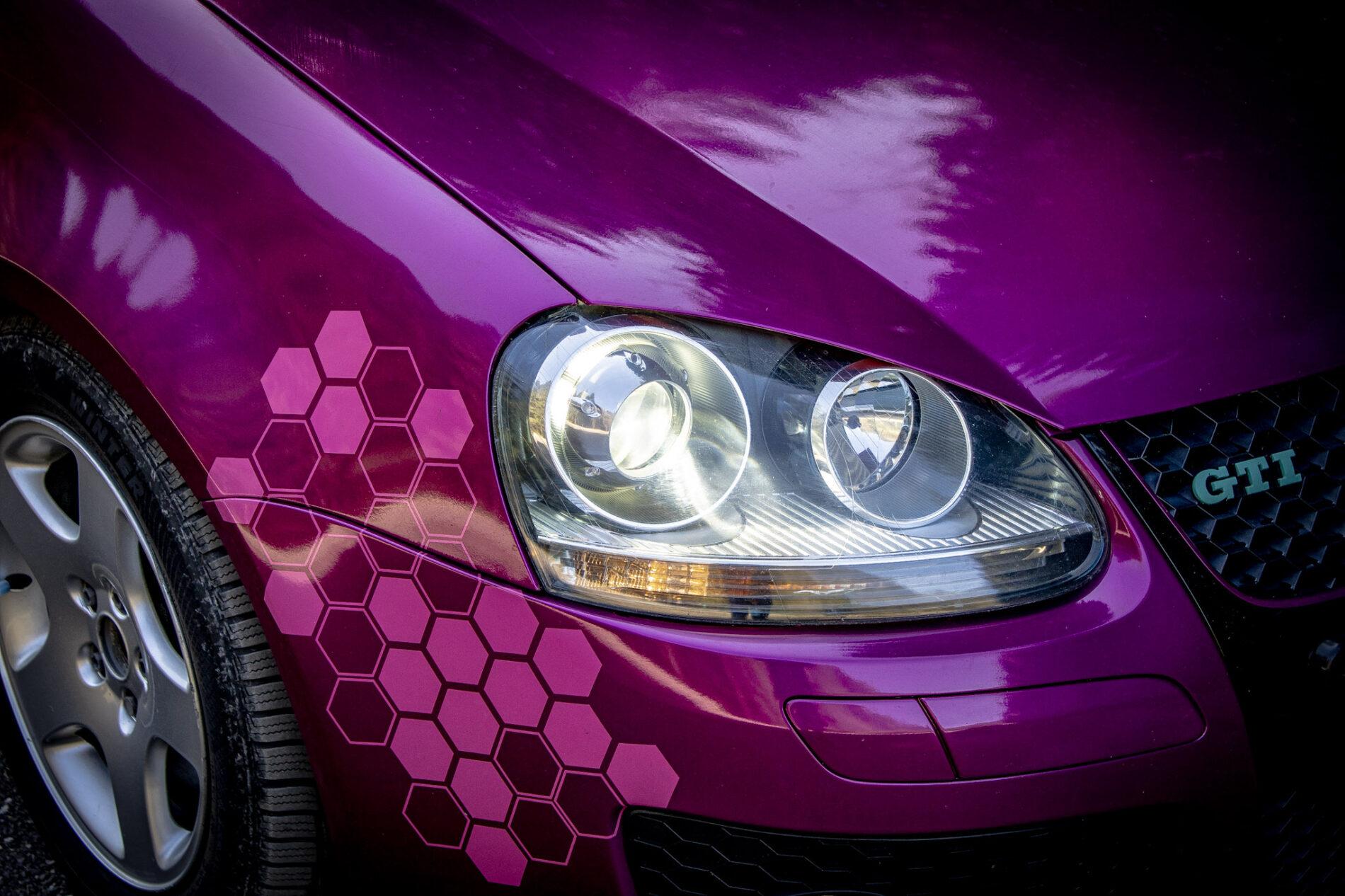 2005 Volkswagen Golf GTI, fialová hatchback, 262 667 km