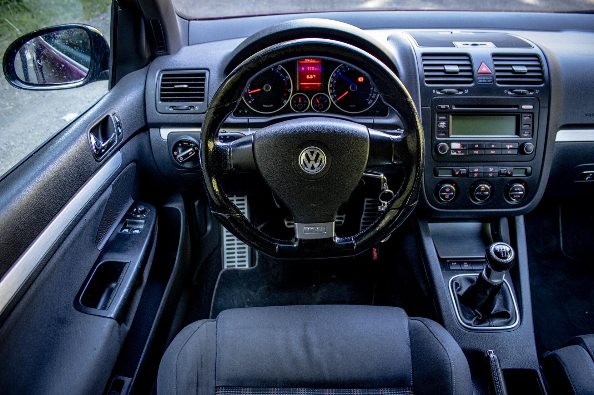 2005 Volkswagen Golf GTI, fialová hatchback, 262 667 km