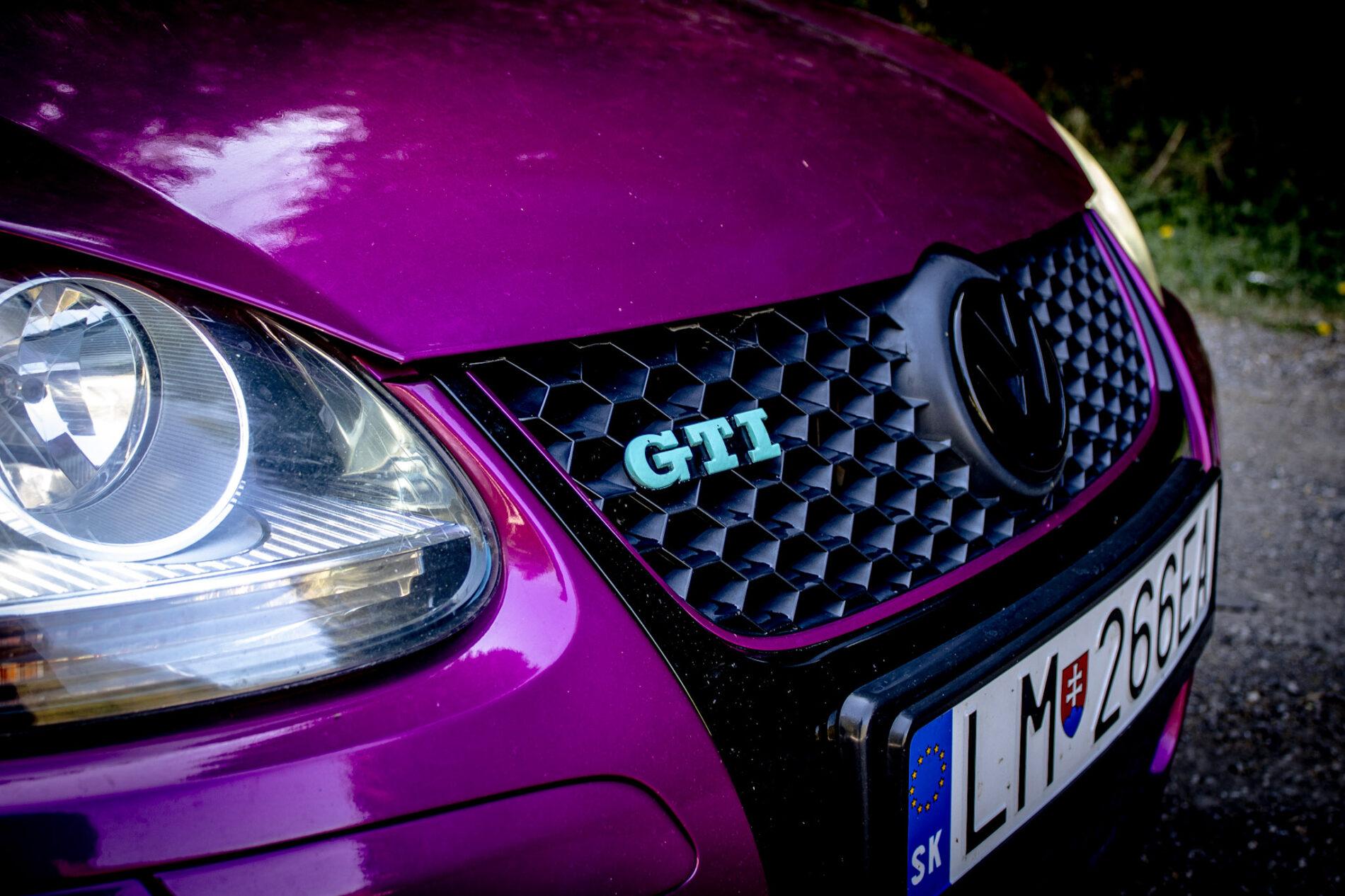 2005 Volkswagen Golf GTI, fialová hatchback, 262 667 km