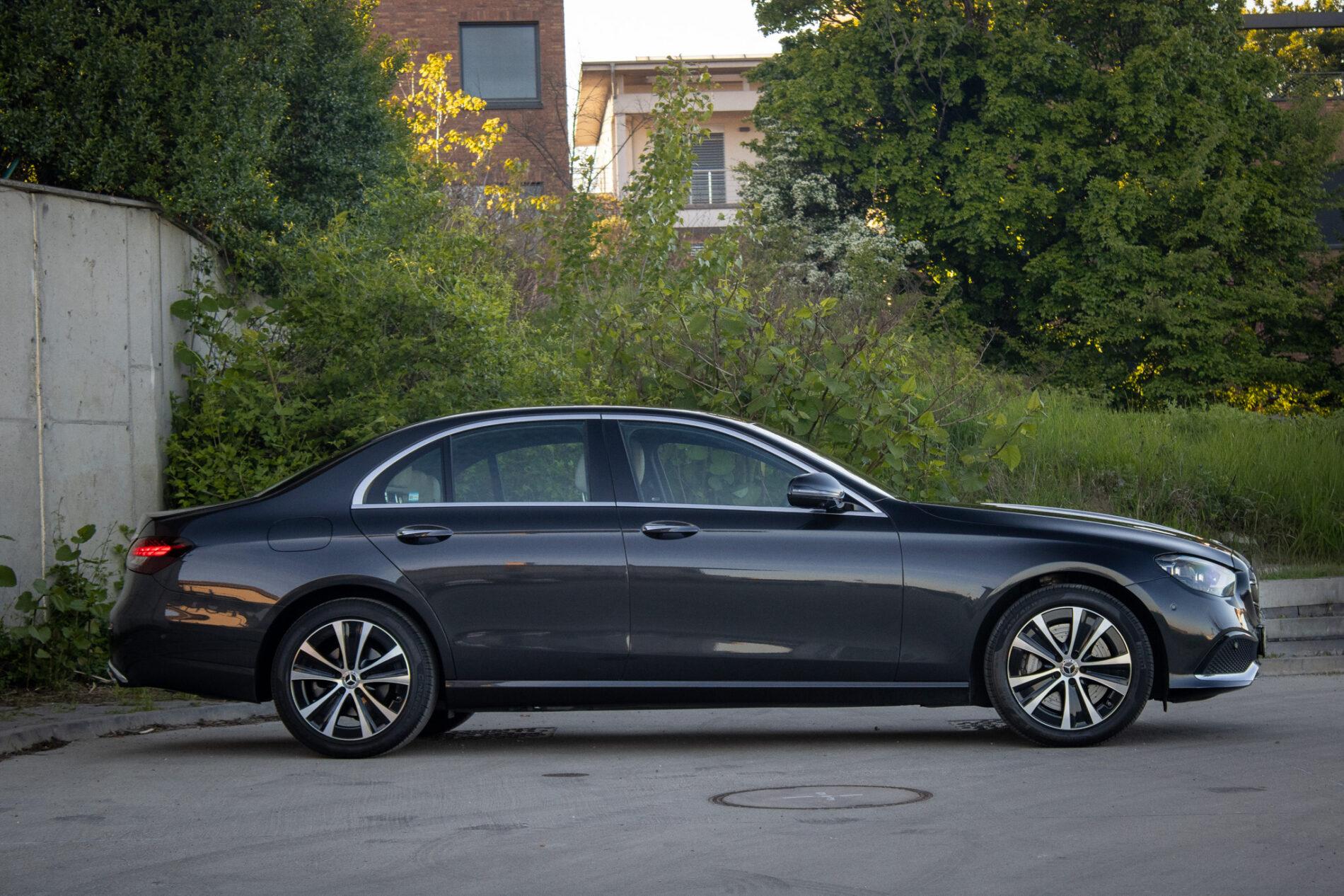 2021 Mercedes-Benz E 300, sivá sedan, 55 936 km