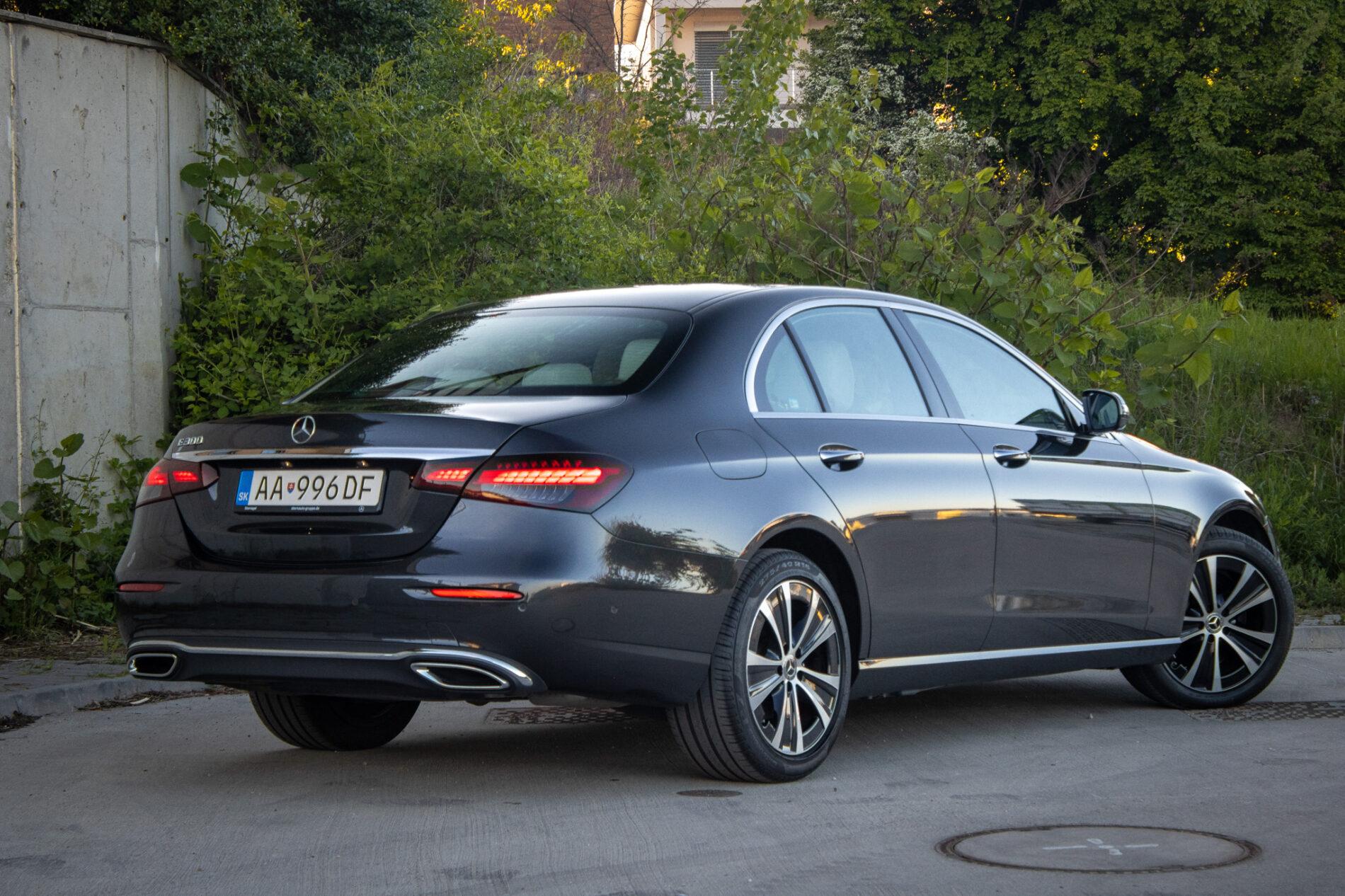 2021 Mercedes-Benz E 300, sivá sedan, 55 936 km