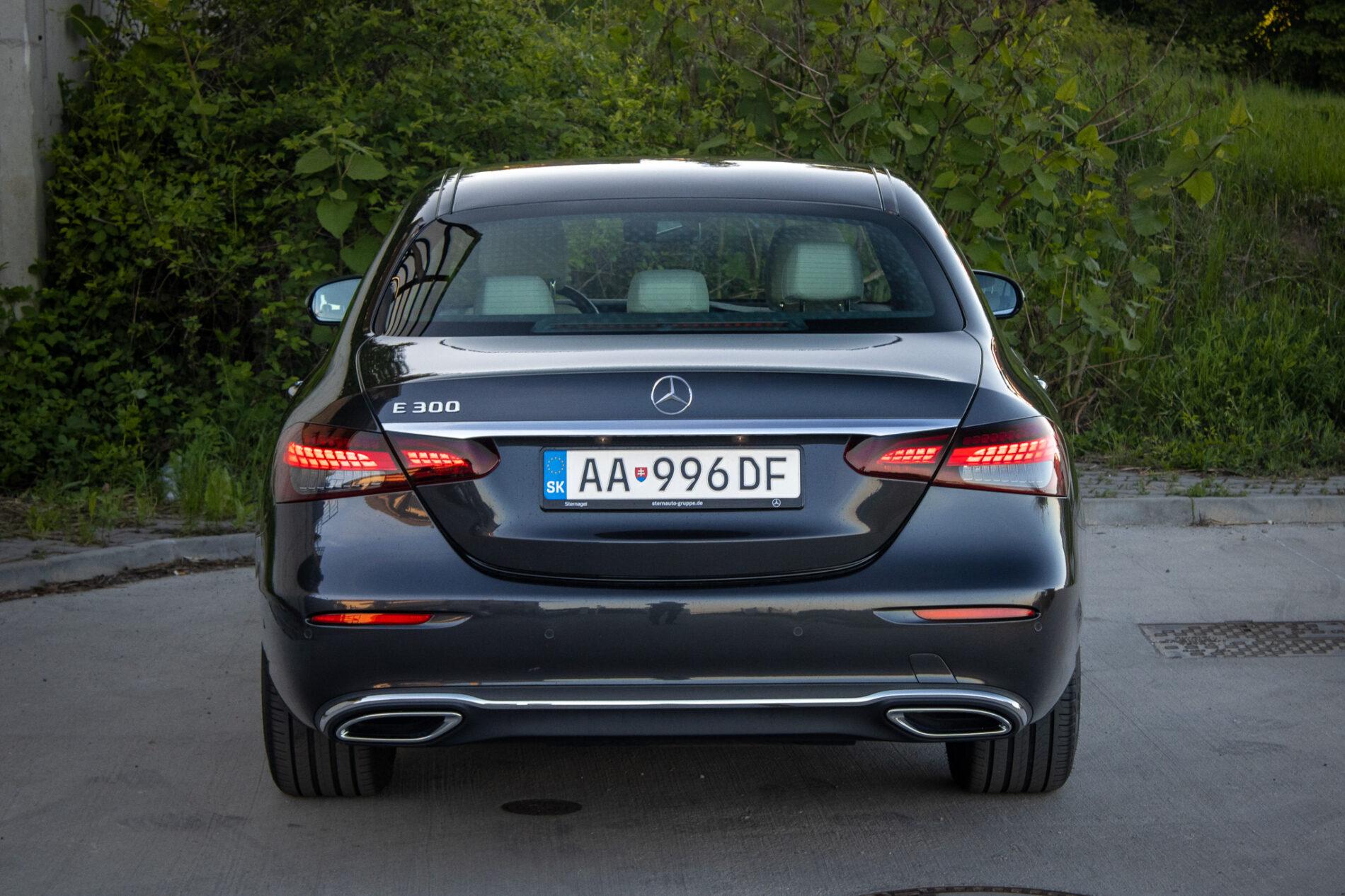 2021 Mercedes-Benz E 300, sivá sedan, 55 936 km
