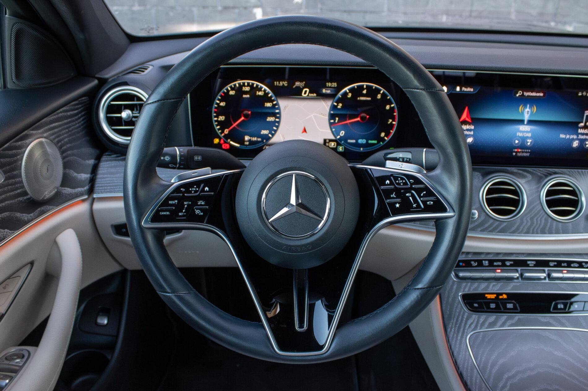 2021 Mercedes-Benz E 300, sivá sedan, 55 936 km