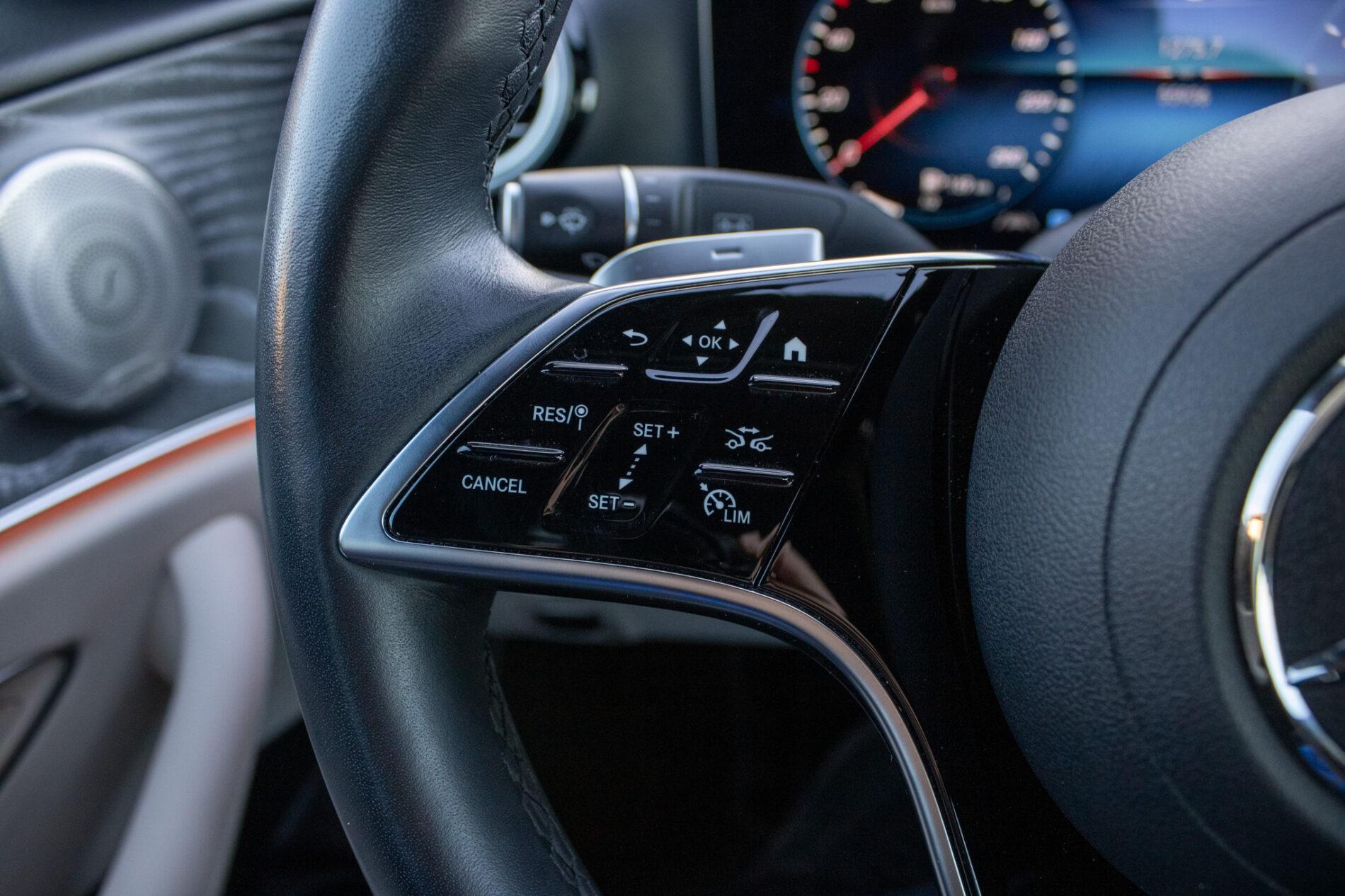 2021 Mercedes-Benz E 300, sivá sedan, 55 936 km