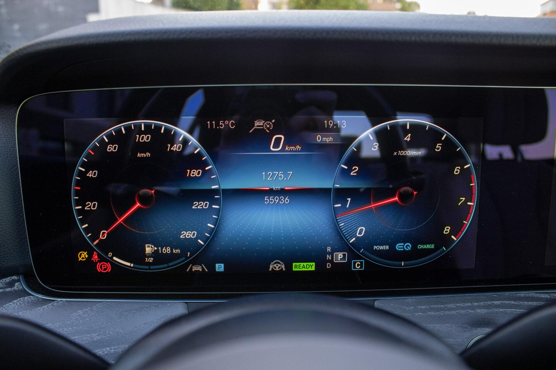 2021 Mercedes-Benz E 300, sivá sedan, 55 936 km