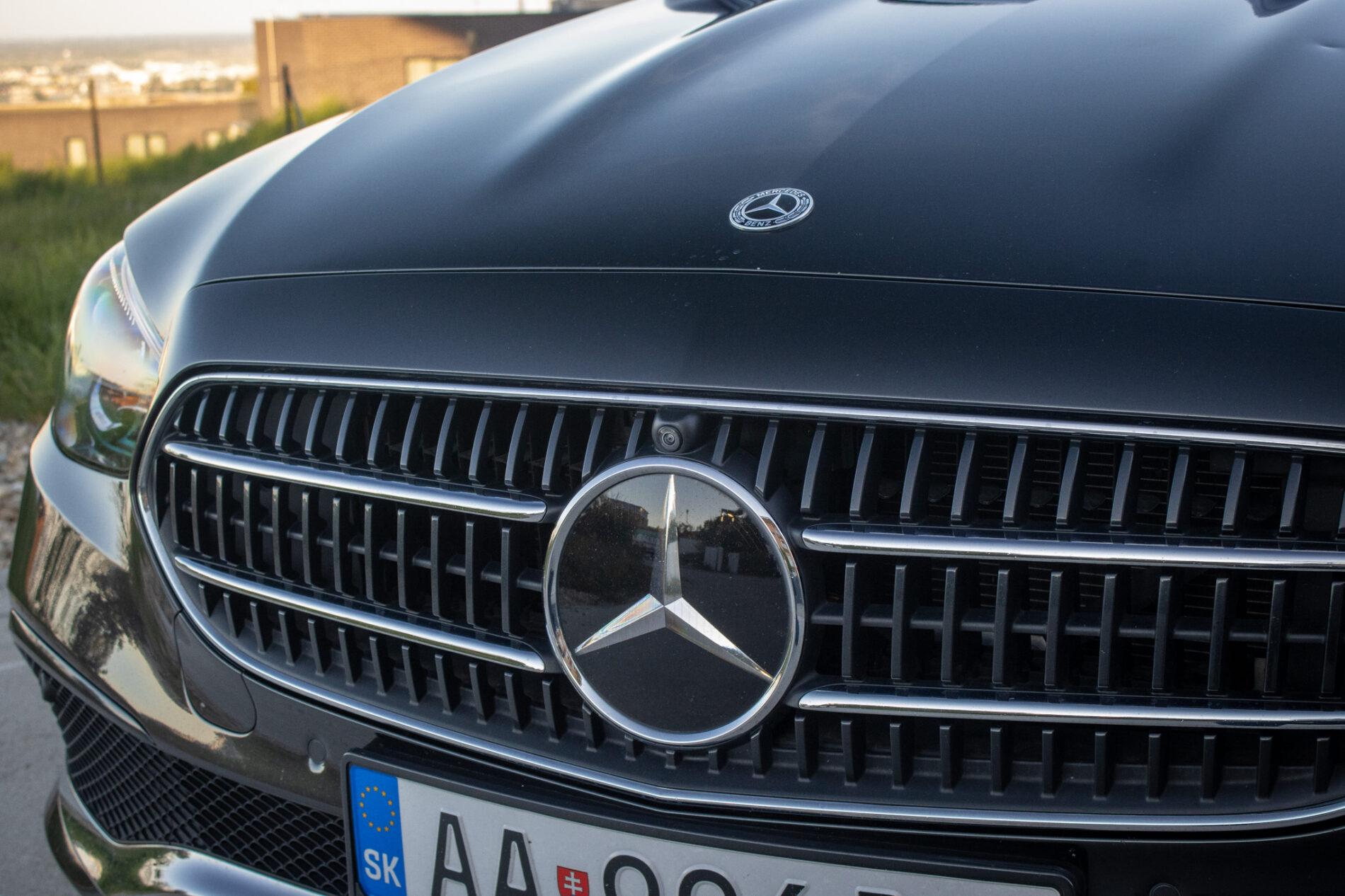 2021 Mercedes-Benz E 300, sivá sedan, 55 936 km