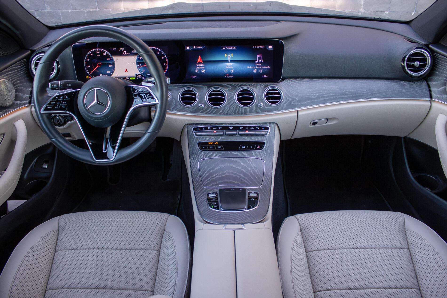 2021 Mercedes-Benz E 300, sivá sedan, 55 936 km