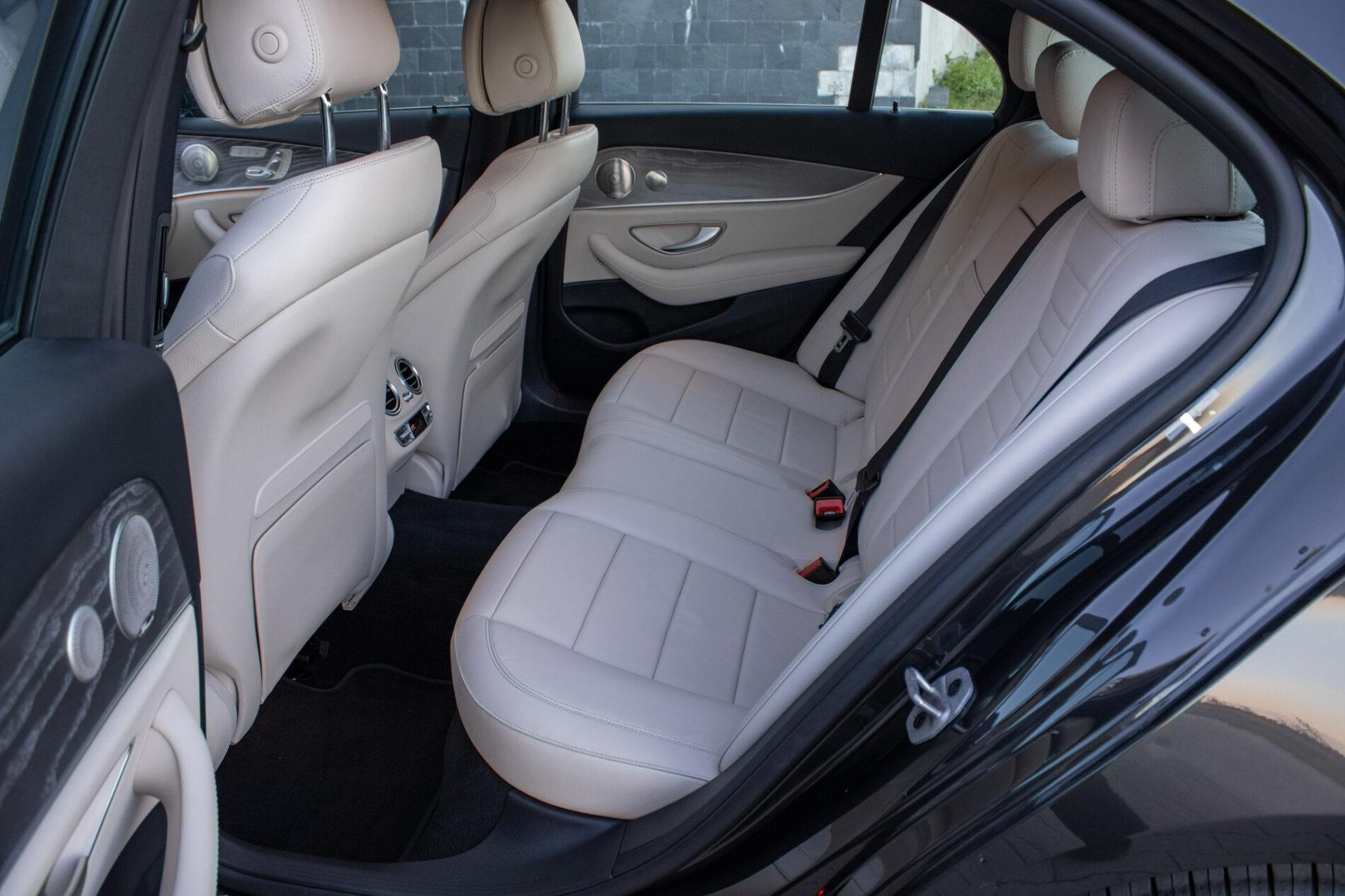 2021 Mercedes-Benz E 300, sivá sedan, 55 936 km