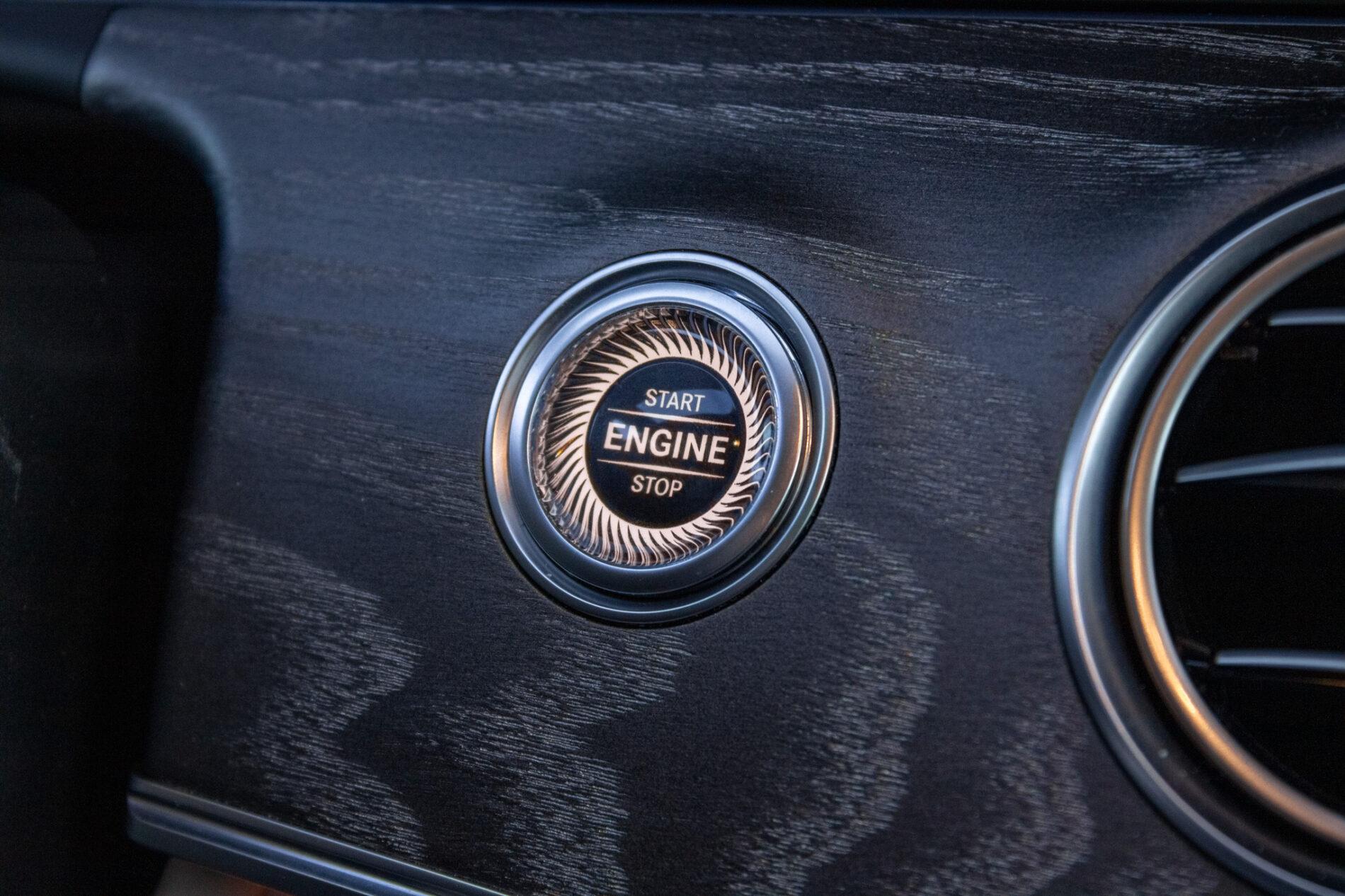 2021 Mercedes-Benz E 300, sivá sedan, 55 936 km