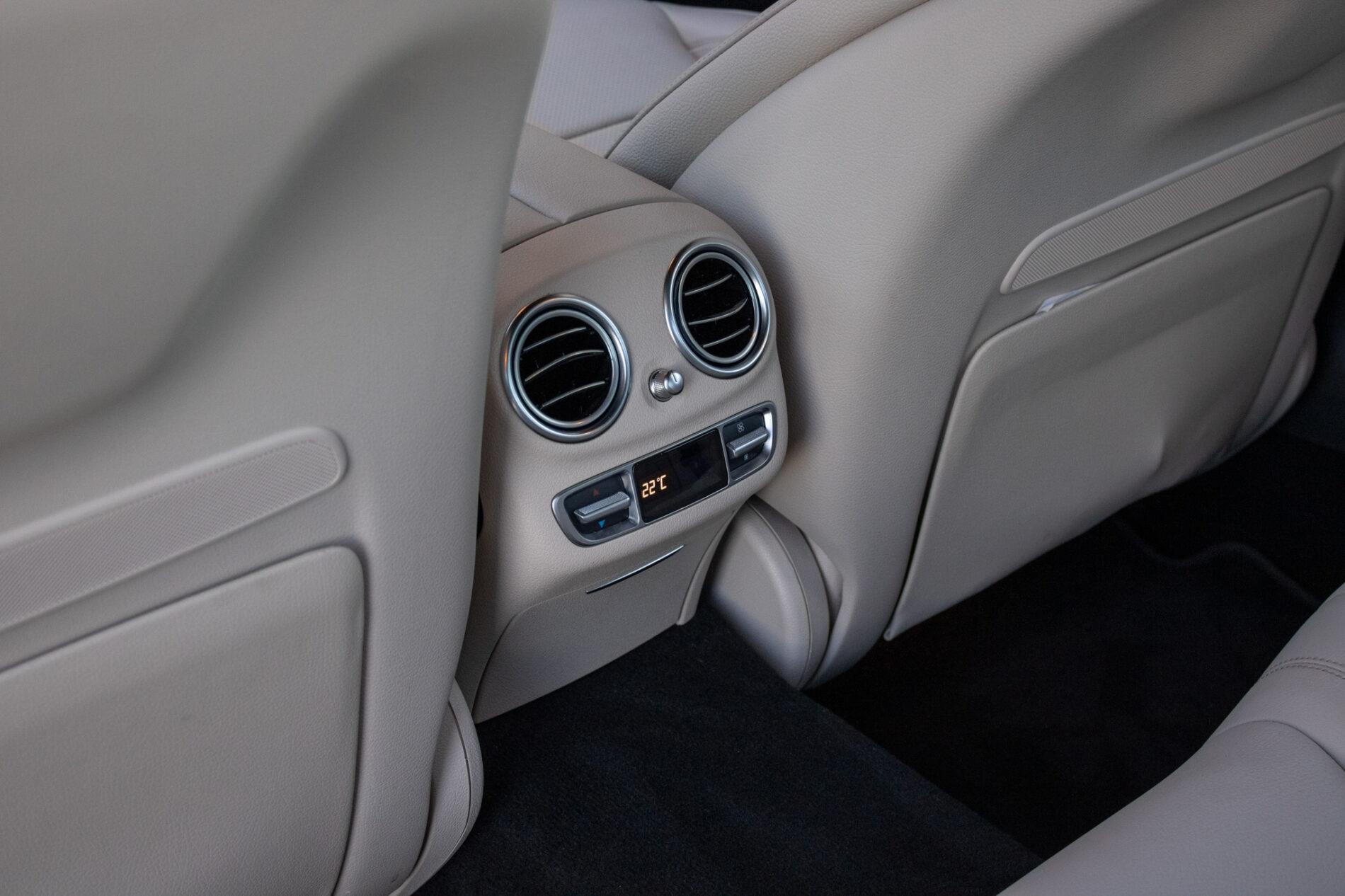 2021 Mercedes-Benz E 300, sivá sedan, 55 936 km