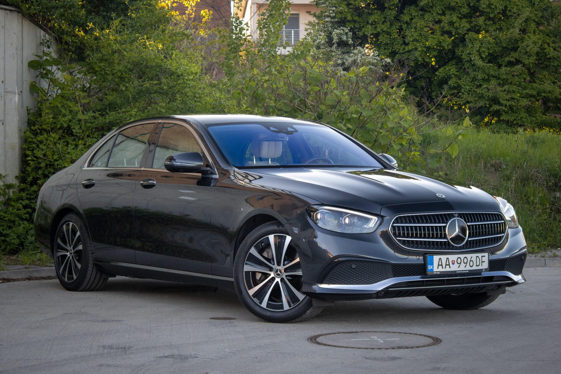2021 Mercedes-Benz E 300, sivá sedan, 55 936 km