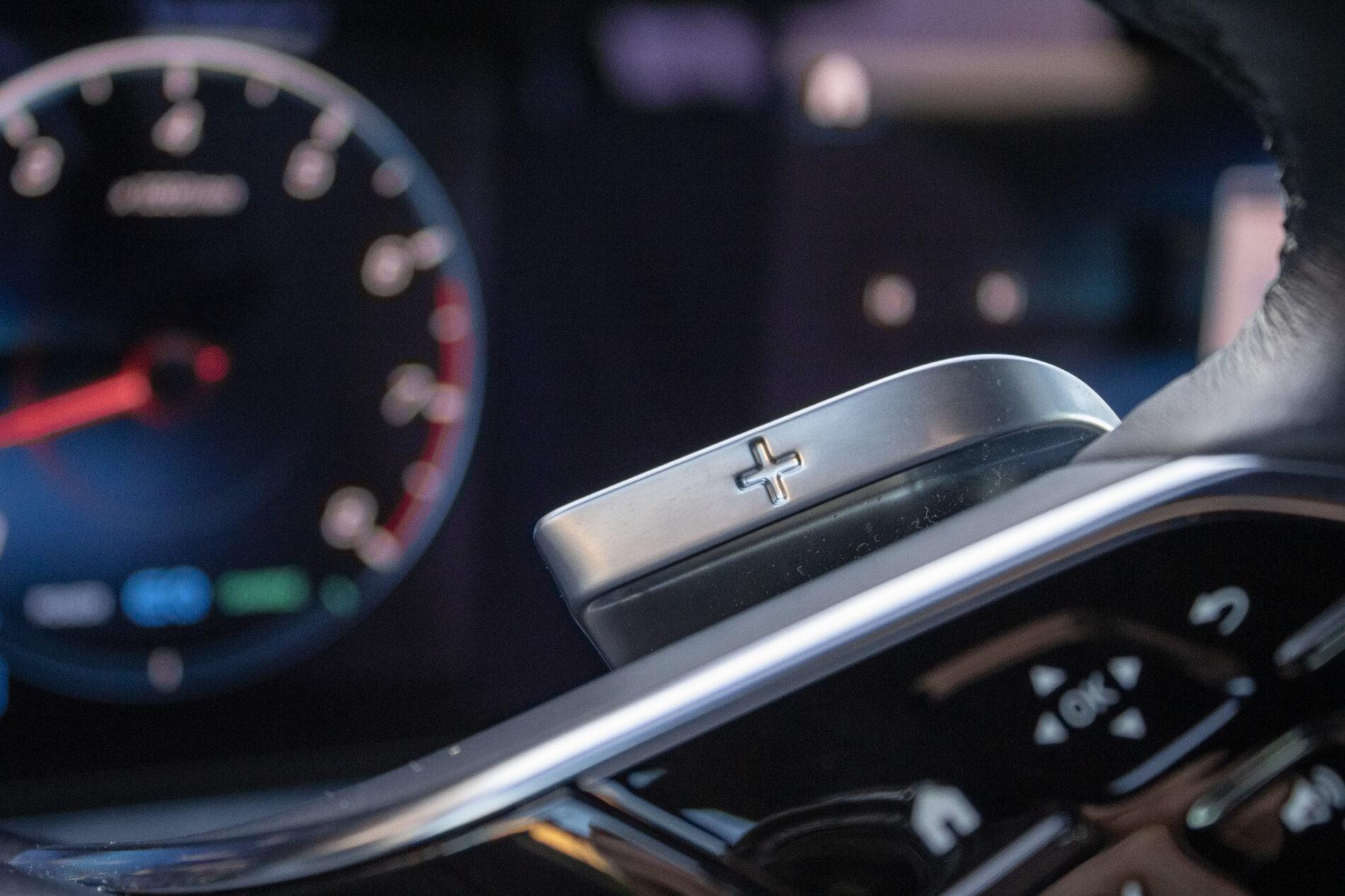 2021 Mercedes-Benz E 300, sivá sedan, 55 936 km
