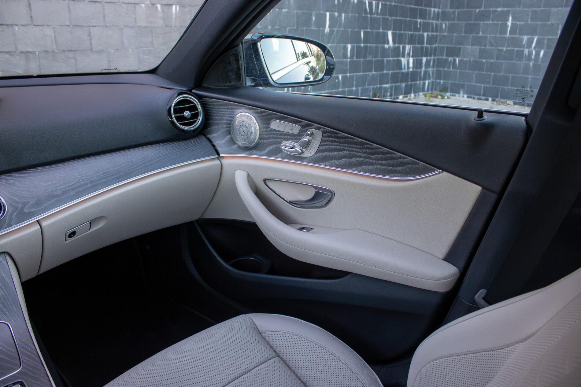 2021 Mercedes-Benz E 300, sivá sedan, 55 936 km