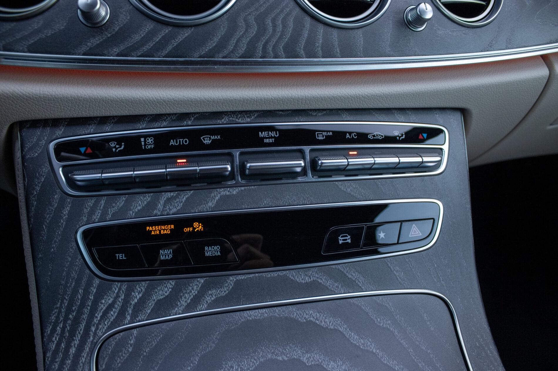 2021 Mercedes-Benz E 300, sivá sedan, 55 936 km