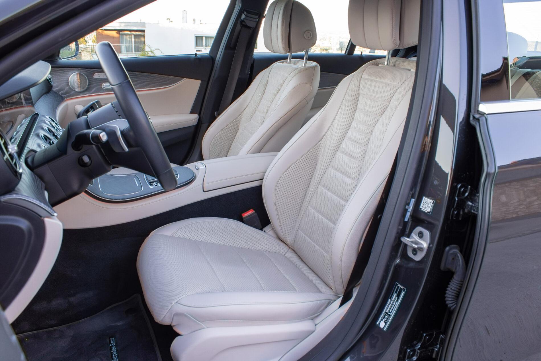 2021 Mercedes-Benz E 300, sivá sedan, 55 936 km