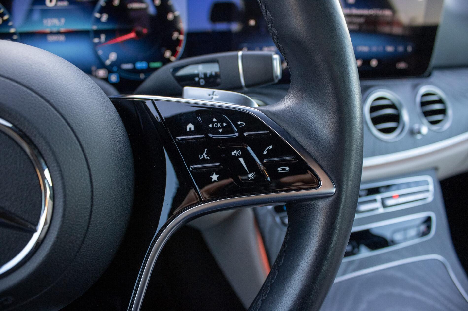 2021 Mercedes-Benz E 300, sivá sedan, 55 936 km