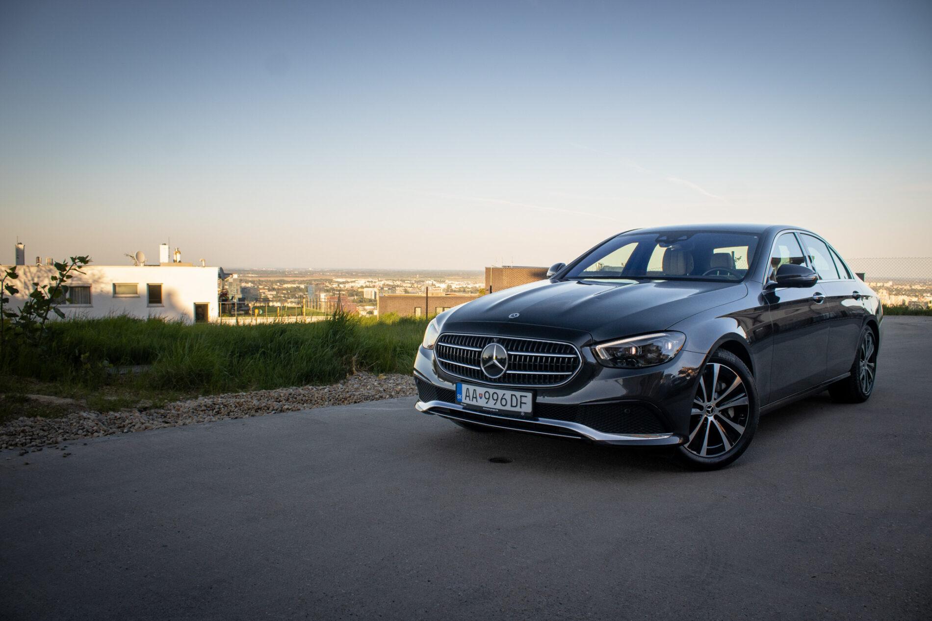 2021 Mercedes-Benz E 300, sivá sedan, 55 936 km