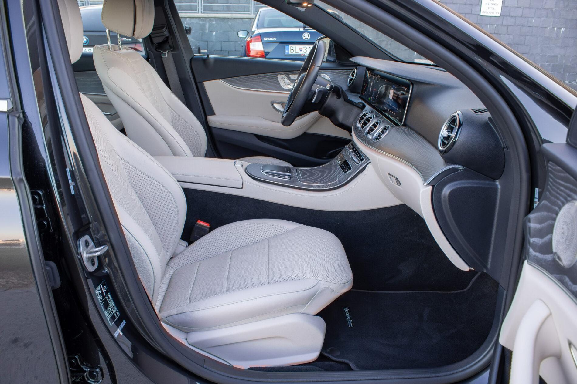 2021 Mercedes-Benz E 300, sivá sedan, 55 936 km