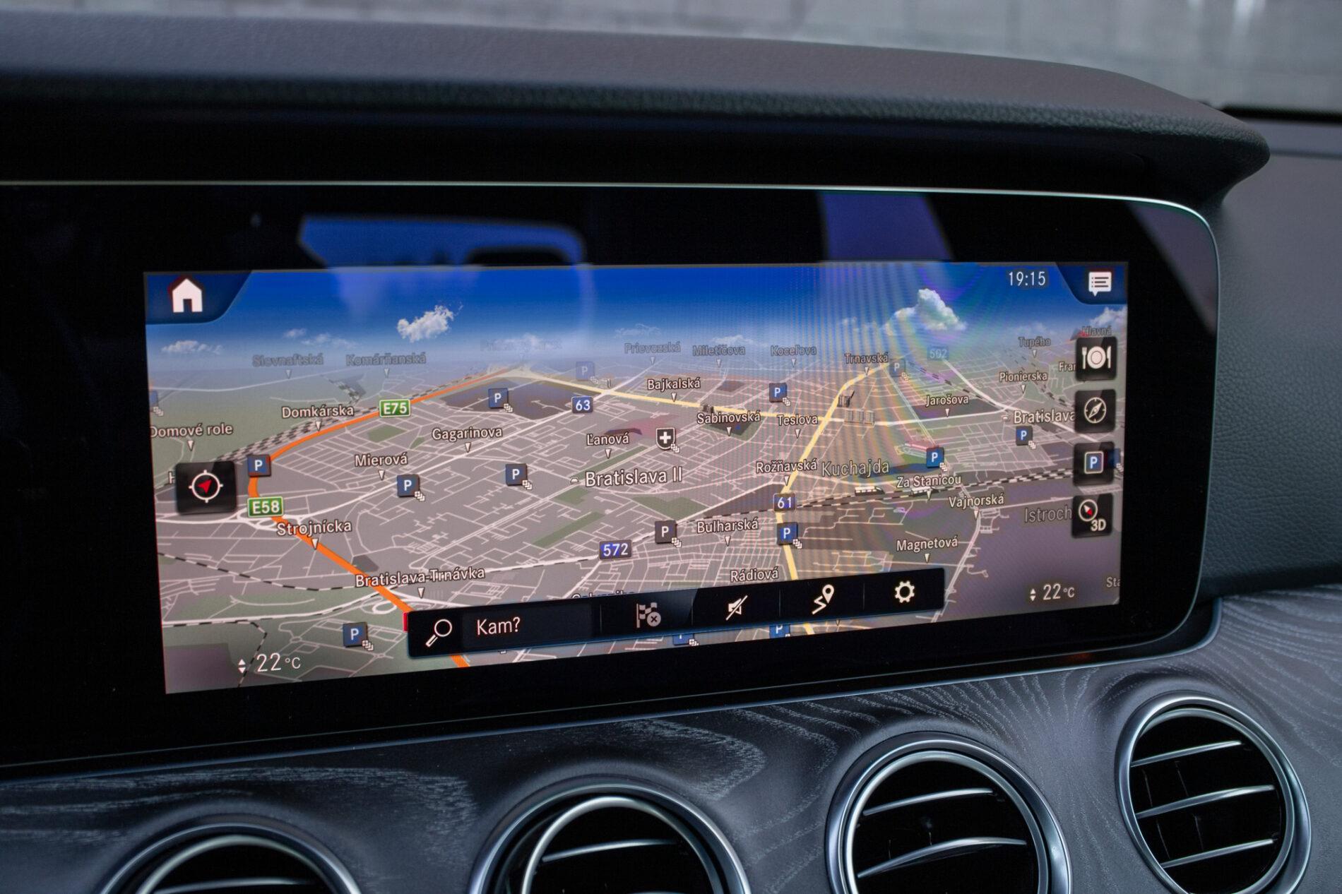 2021 Mercedes-Benz E 300, sivá sedan, 55 936 km