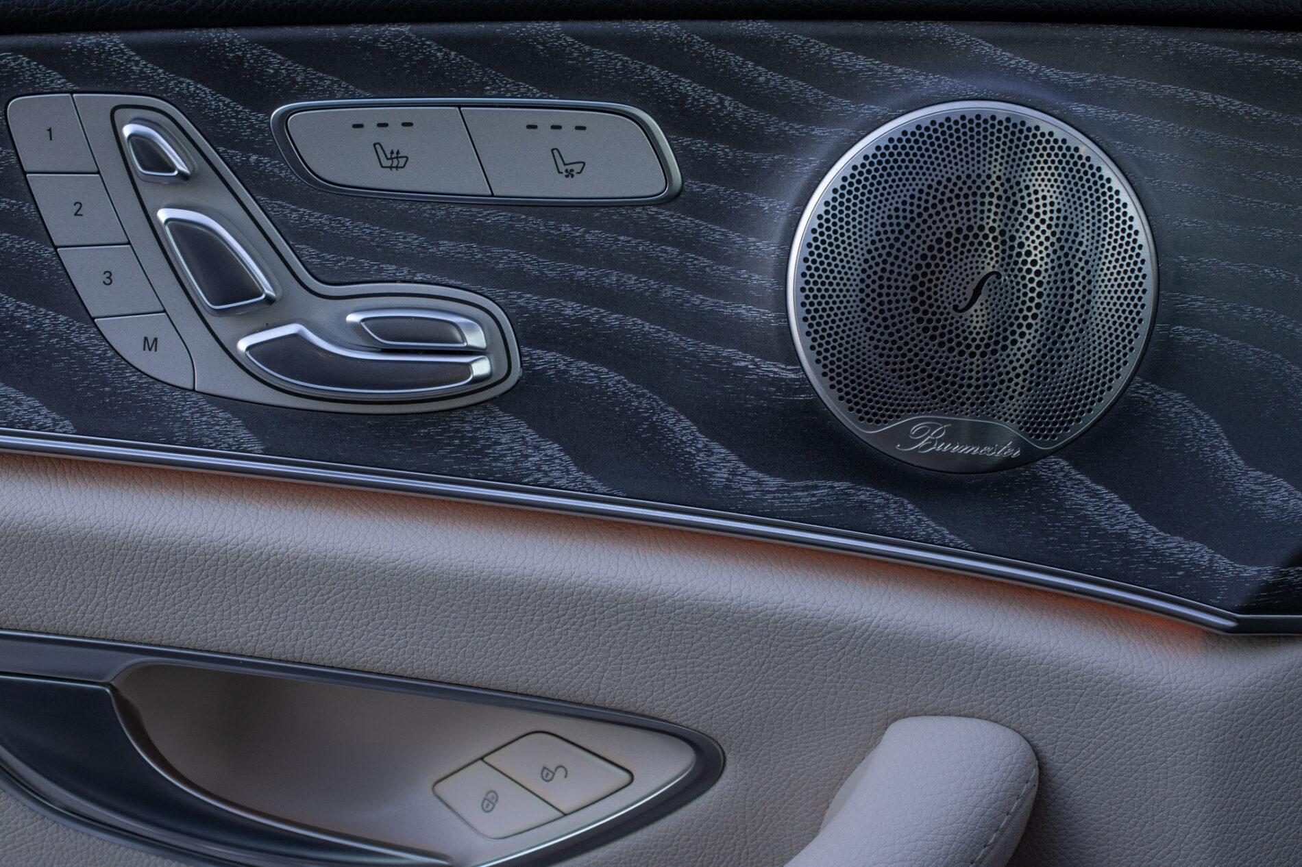 2021 Mercedes-Benz E 300, sivá sedan, 55 936 km