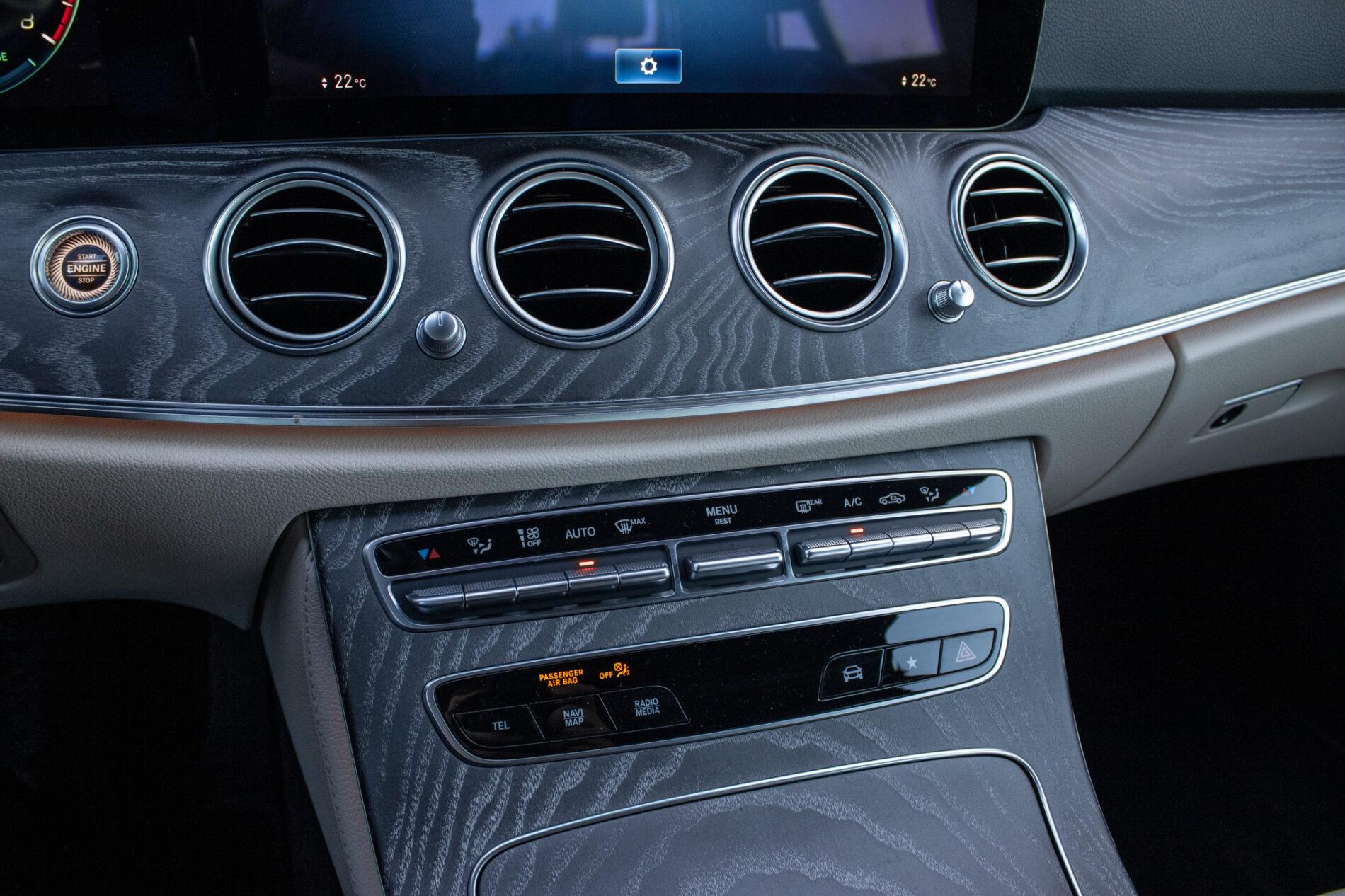 2021 Mercedes-Benz E 300, sivá sedan, 55 936 km