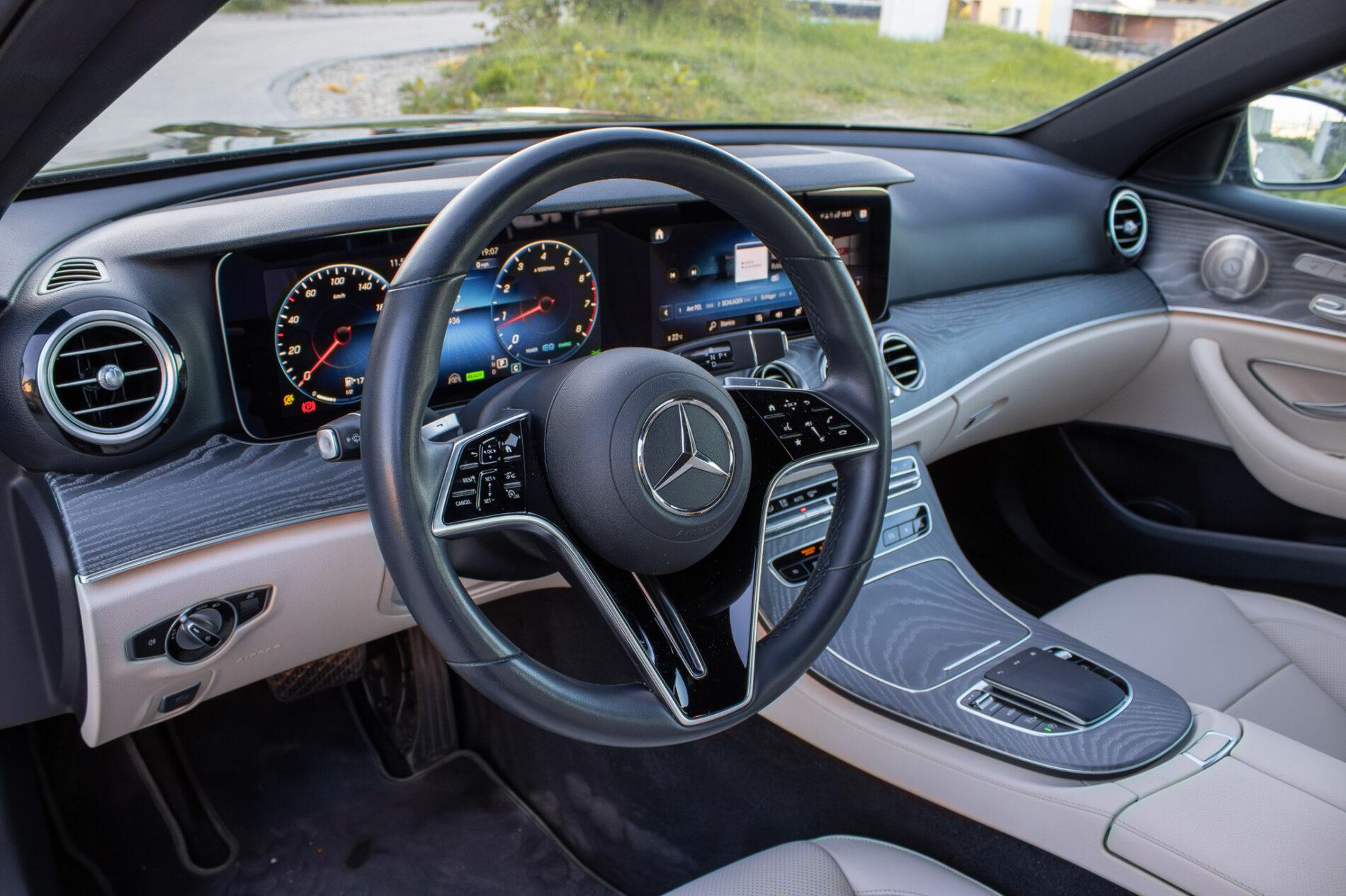 2021 Mercedes-Benz E 300, sivá sedan, 55 936 km