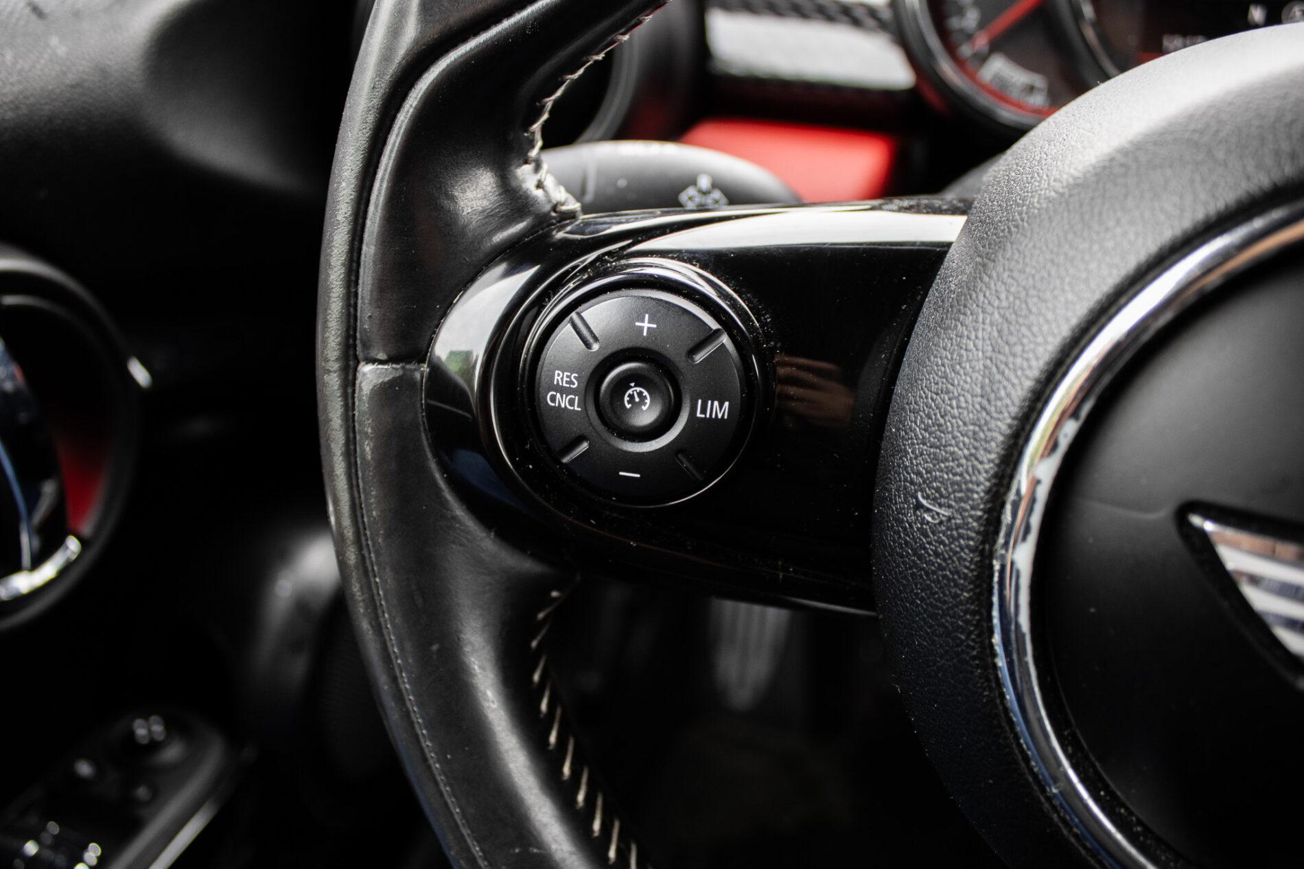 2016 MINI John Cooper Works, sivá hatchback, 143 900 km