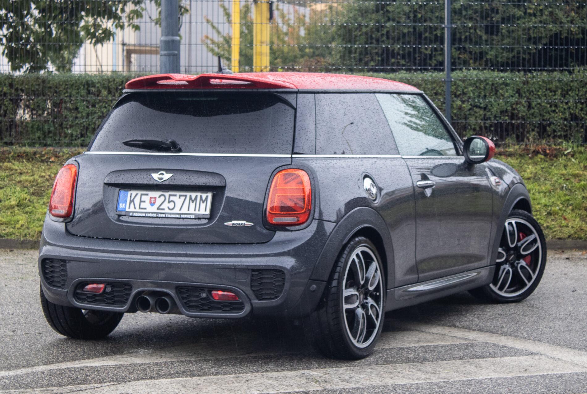 2016 MINI John Cooper Works, sivá hatchback, 143 900 km
