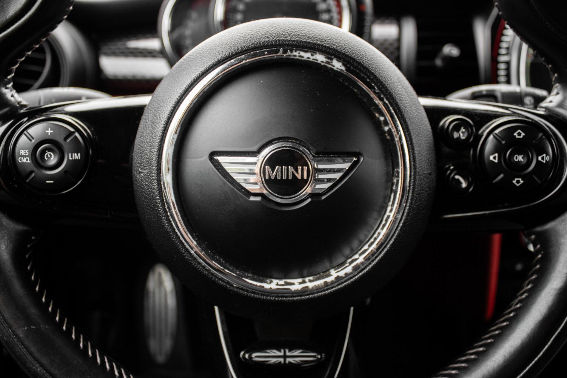 2016 MINI John Cooper Works, sivá hatchback, 143 900 km