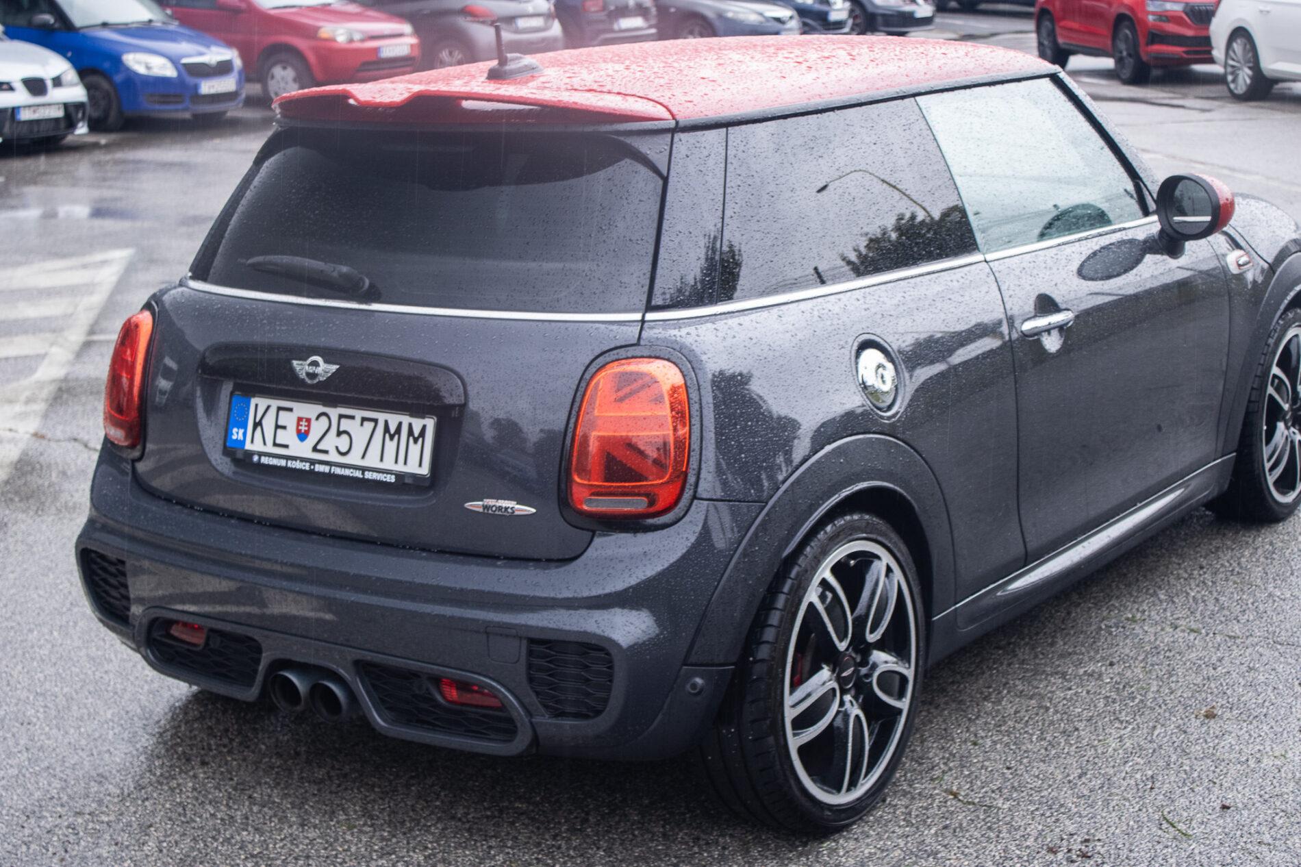 2016 MINI John Cooper Works, sivá hatchback, 143 900 km