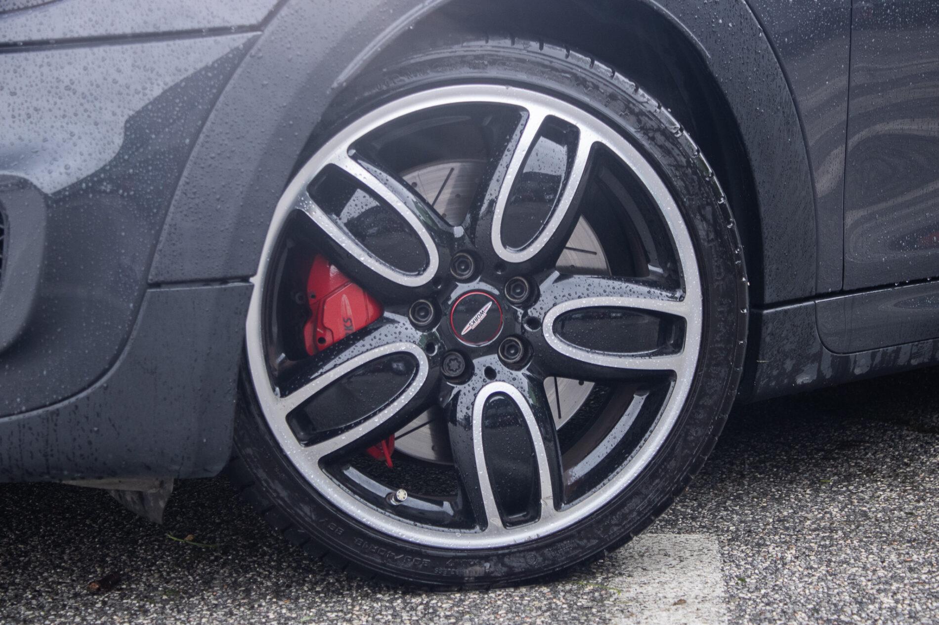 2016 MINI John Cooper Works, sivá hatchback, 143 900 km