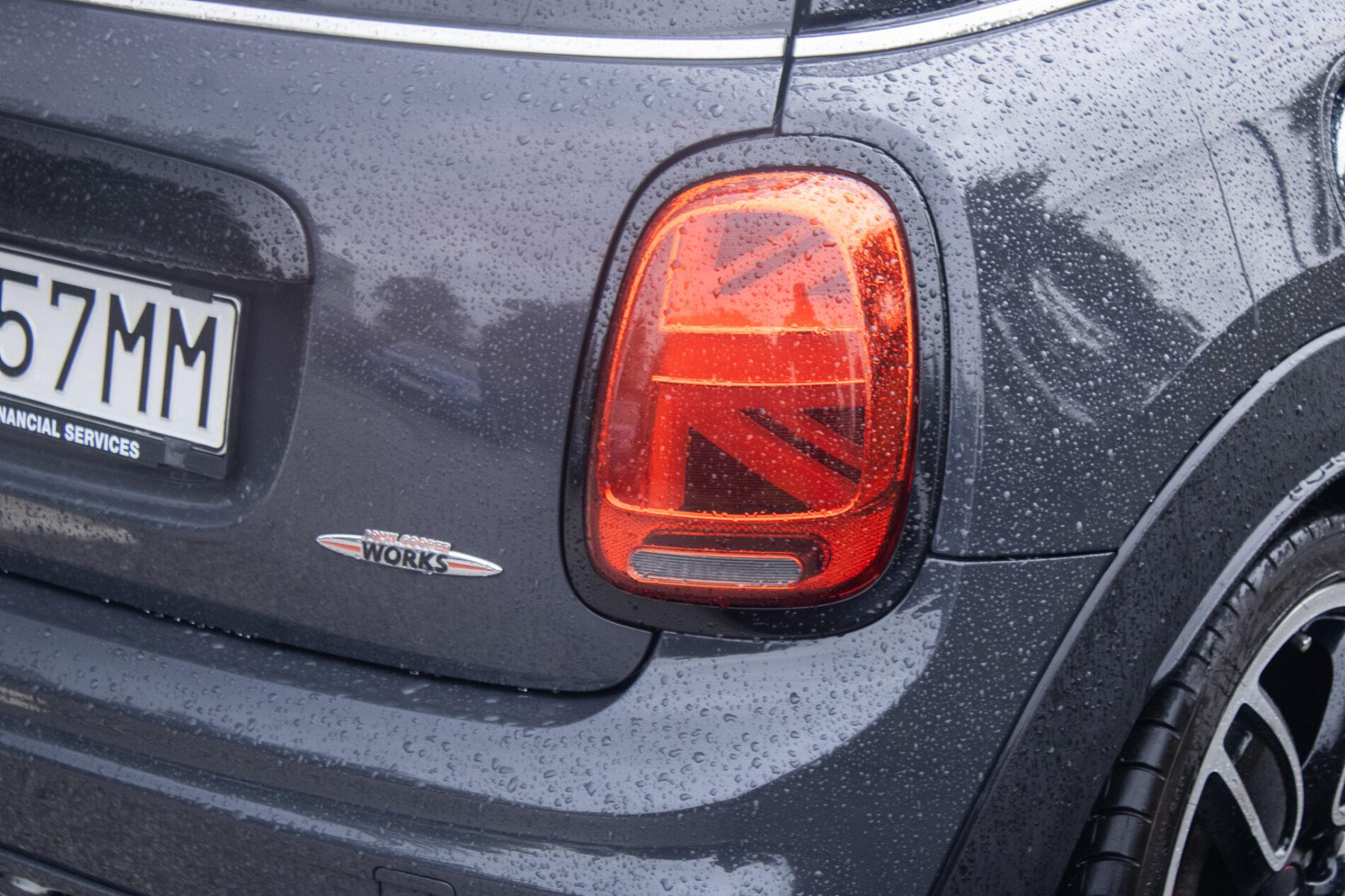 2016 MINI John Cooper Works, sivá hatchback, 143 900 km