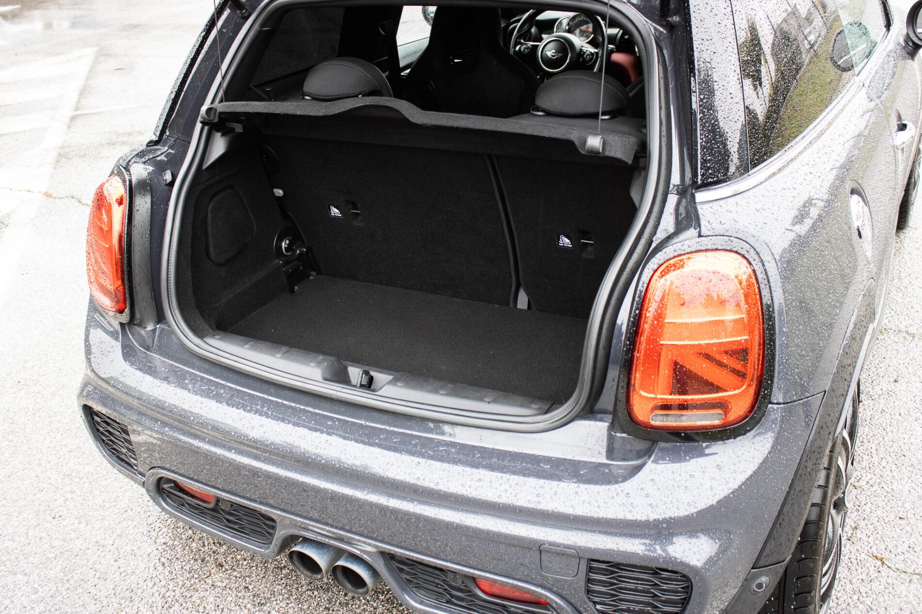 2016 MINI John Cooper Works, sivá hatchback, 143 900 km