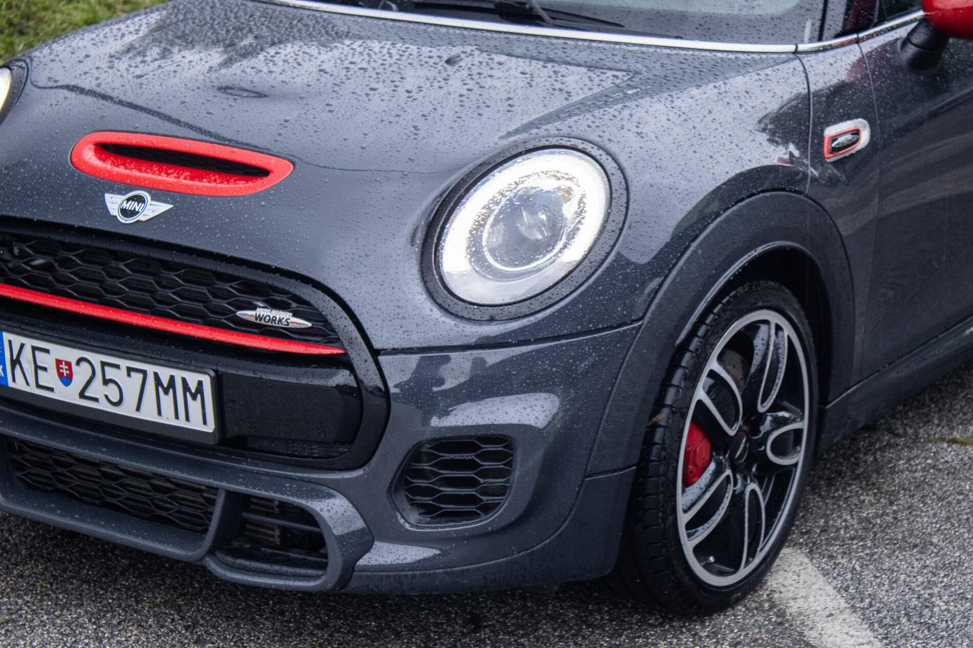 2016 MINI John Cooper Works, sivá hatchback, 143 900 km