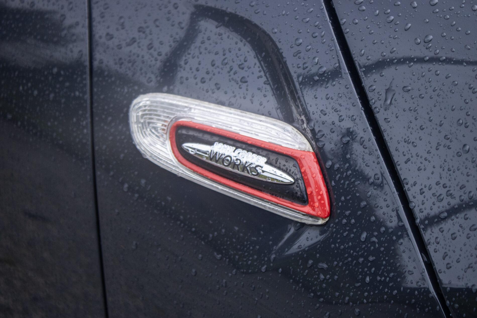 2016 MINI John Cooper Works, sivá hatchback, 143 900 km