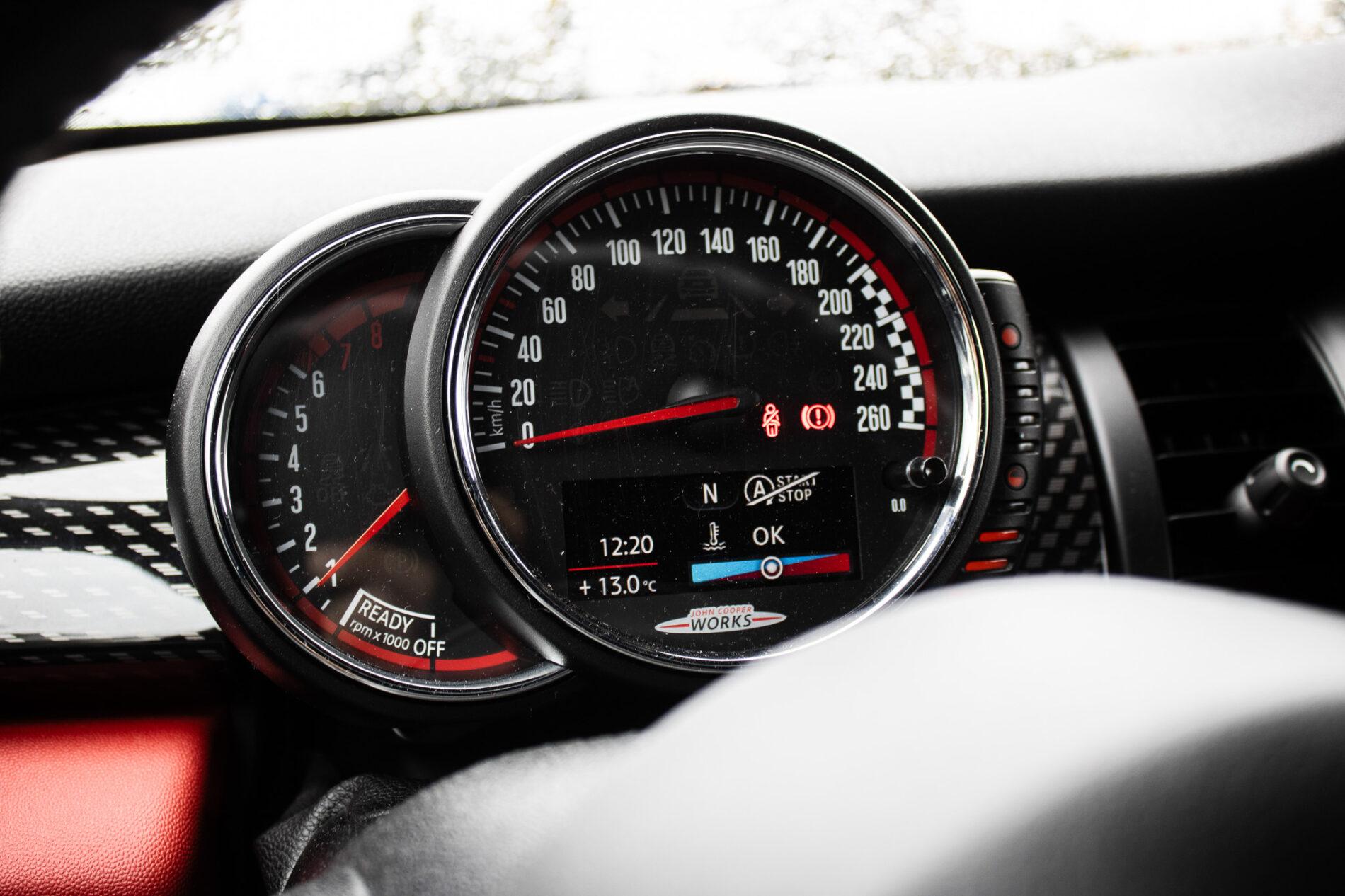 2016 MINI John Cooper Works, sivá hatchback, 143 900 km